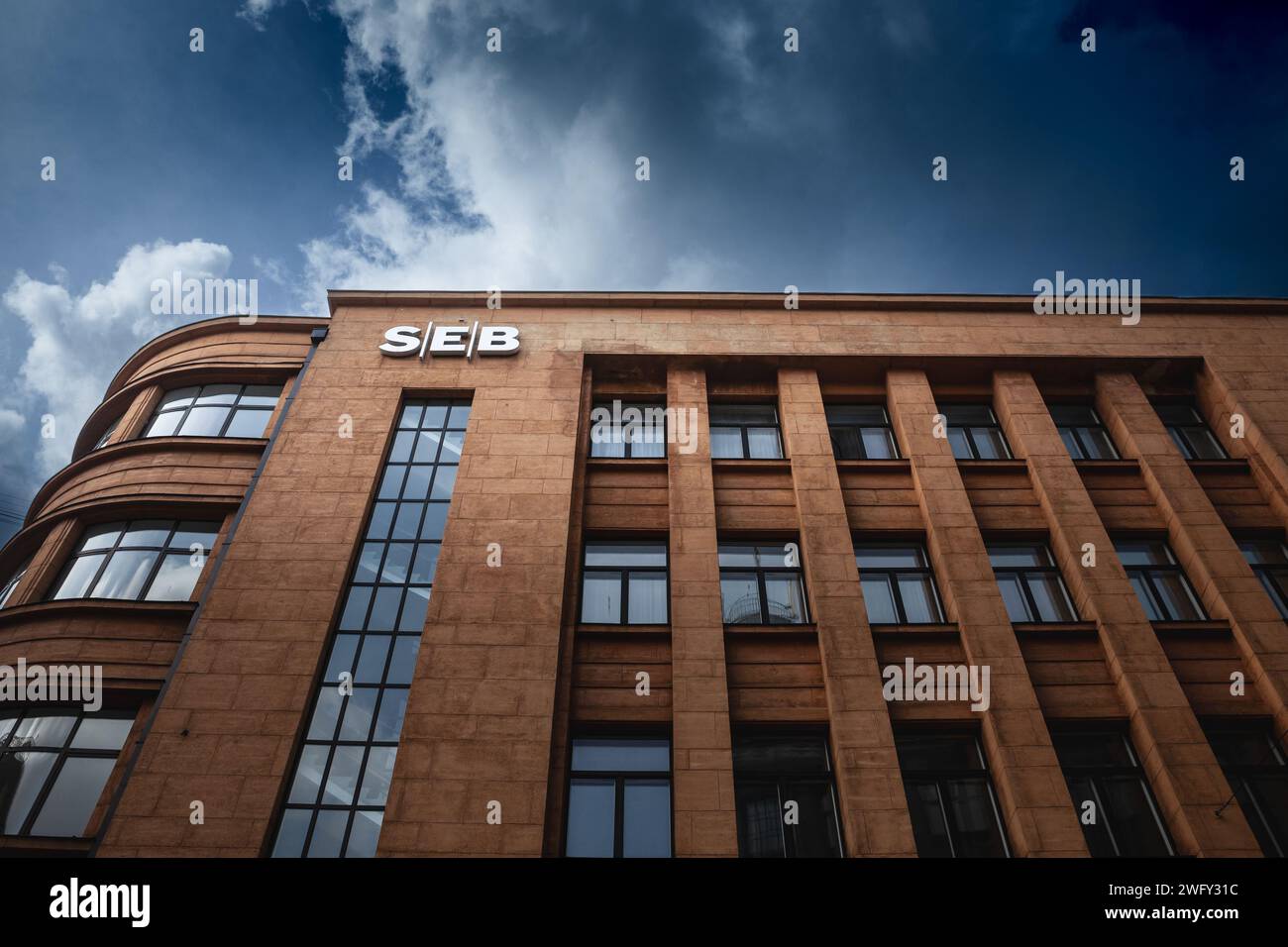 Photo d'un signe avec le logo de SEB sur leur bureau à Riga. Skandinaviska Enskilda Banken AB, abrégé SEB, est une banque suédoise dont le siège social est situé à Banque D'Images