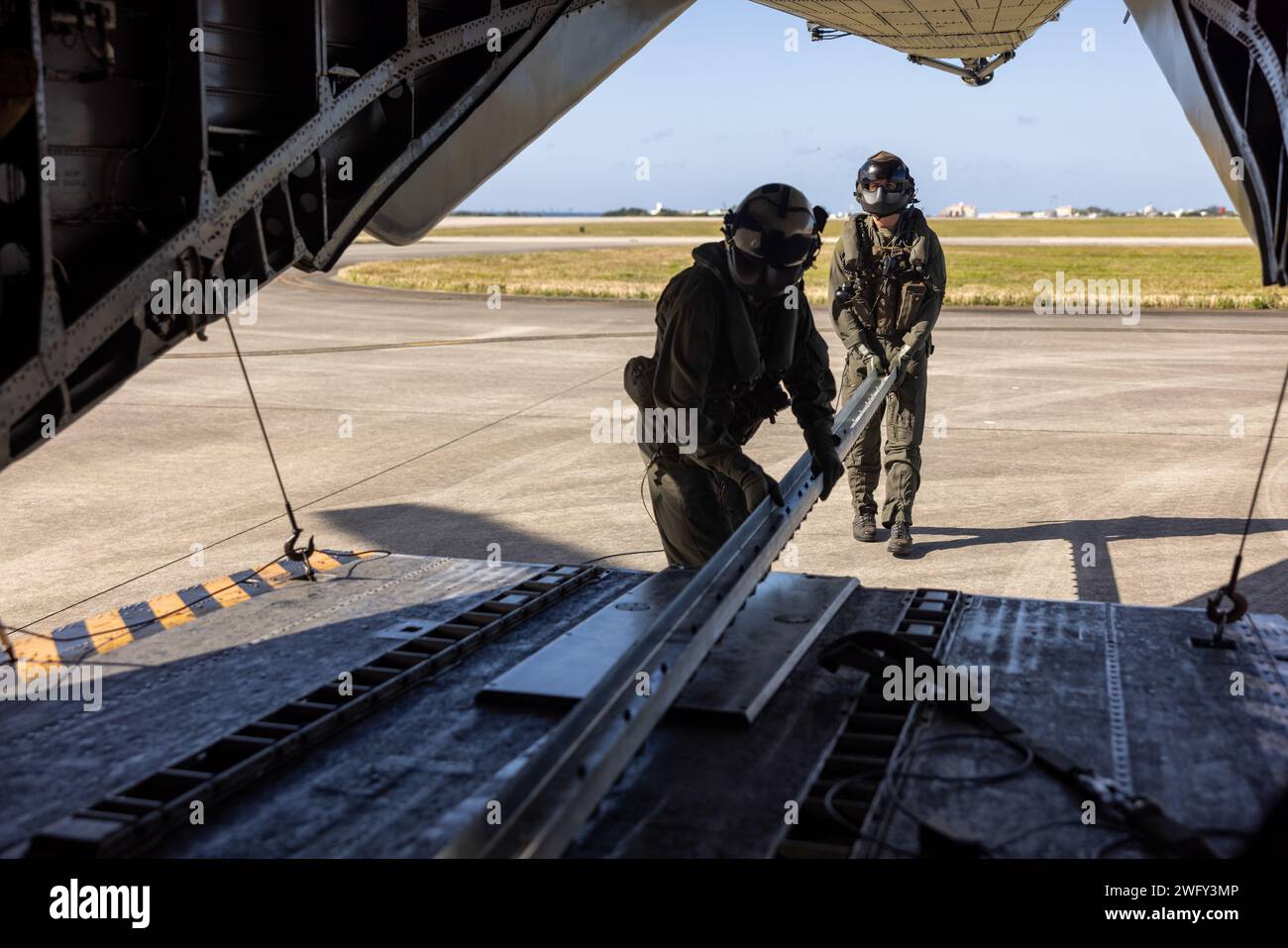 Les Marines américains avec VMM-265 (renforcé) se préparent à charger un CAN de formation Patriot Advanced Capability (PAC) 3 dans un CH-53E Super Stallion lors d'un exercice d'entraînement à Okinawa, au Japon, le 18 janvier 2024. Le système de chargement a été conçu par GySgt. Rodrigo HernandezPolindara, VMM-265, pour offrir une méthode plus efficace de transport HIMARS. Banque D'Images
