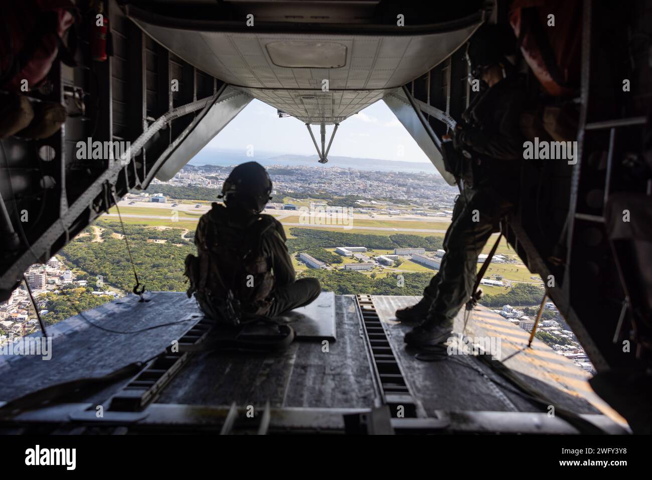 Les Marines américains avec VMM-265 (renforcé) se préparent à charger un CAN de formation Patriot Advanced Capability (PAC) 3 dans un CH-53E Super Stallion lors d'un exercice d'entraînement à Okinawa, au Japon, le 18 janvier 2024. Le système de chargement a été conçu par GySgt. Rodrigo HernandezPolindara, VMM-265, pour offrir une méthode plus efficace de transport HIMARS. Banque D'Images