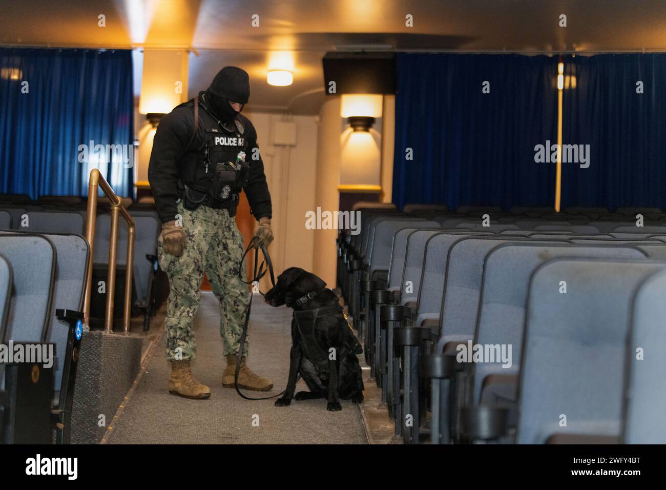 GRANDS LACS, il. (16 janvier 2024) Master-at-Arms 3rd Class Zakery Jackson, de Jacksonville, en Floride, donne des ordres au chien de travail militaire Meeko lors d’une évolution de formation à la détection d’explosifs « kit-pull » à la base navale de Great Lakes, le 16 janvier 2024. L'évolution permet aux chiens et aux maîtres-chiens de s'entraîner à la recherche de matières explosives dans des scénarios réels afin de maintenir leurs compétences et de certifier les MWD. Banque D'Images