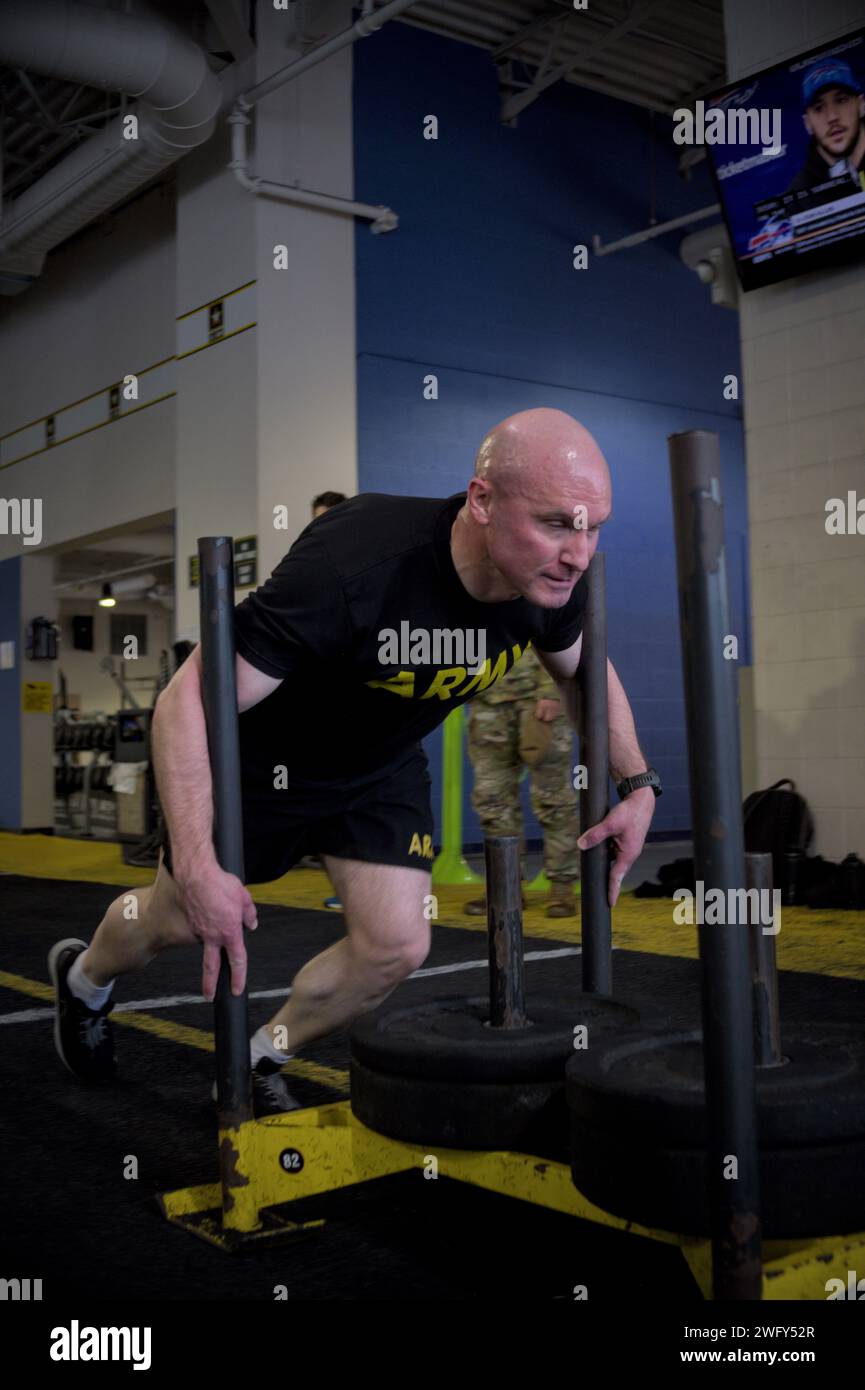 Le Sgt. Major Jason Stevens, sergent-major des opérations de pompiers de la 10e Division de montagne, rivalise avec son équipe pendant le Ruffner’s Challenge, qui fait partie de St. Célébration de Barbara, à fort Drum, New York, le 23 janvier 2024. Les soldats tout au long de DIVARTY célèbrent l'événement annuel en l'honneur de St. Barbara, la sainte patronne des artilleurs, avec des événements de camaraderie-construction tels qu'une course régimentaire et d'autres défis physiques. Banque D'Images