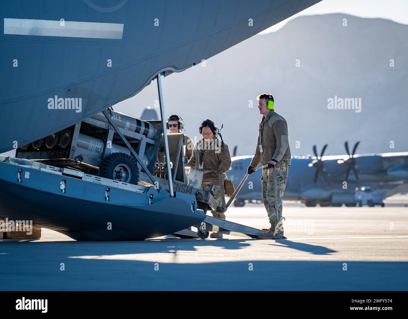 Les aviateurs de la U.S. Air Force affectés au 515th Air Mobility Element chargent le fret sur un C-130 Hercules à la base aérienne de Nellis, Nevada, pour être utilisé par le 79th Fighter Generation Squadron (FGS) à Bamboo Eagle (BE) 24-1 janvier 26, 2024. Le 79th FGS est déployé à la base de réserve aérienne de March, en Californie, pour BE 24-1 afin de s'entraîner dans un environnement d'entraînement représentatif du combat aux côtés des services frères et des partenaires alliés. (Photo de l'armée de l'air américaine par Steven Cardo) Banque D'Images