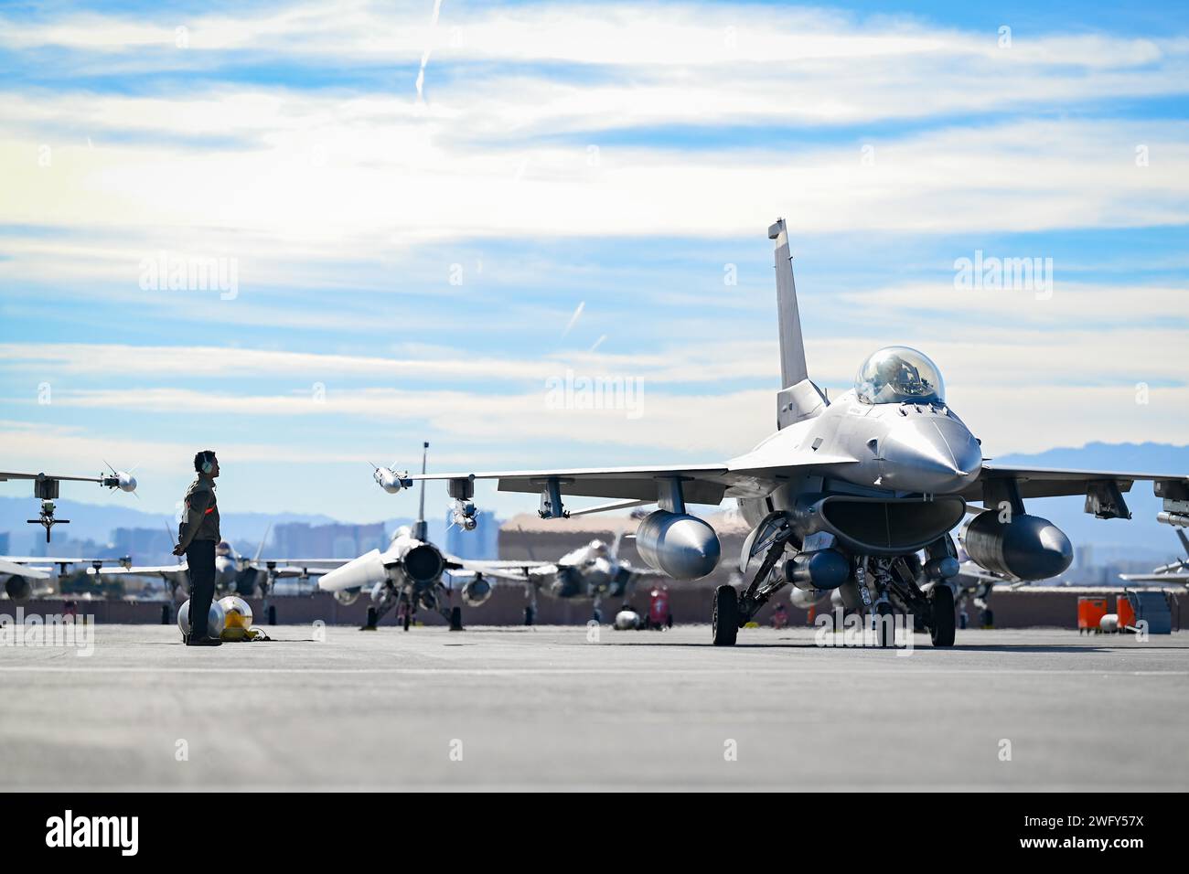 Nabot Awalom, chef d'équipage du 79th Fighter Generation Squadron, aviateur de 1st Class de l'US Air Force, prépare un F-16C Fighting Falcon à la base aérienne de Nellis, Nevada, pour partir pour Bamboo Eagle (BE) 24-1 janvier 26, 2024. Le 79th Fighter Squadron est déployé pour BE 24-1 24-1 afin de participer à un environnement d'entraînement avancé aux côtés des services frères et des nations alliées. (Photo de l'armée de l'air américaine par Steven Cardo) Banque D'Images