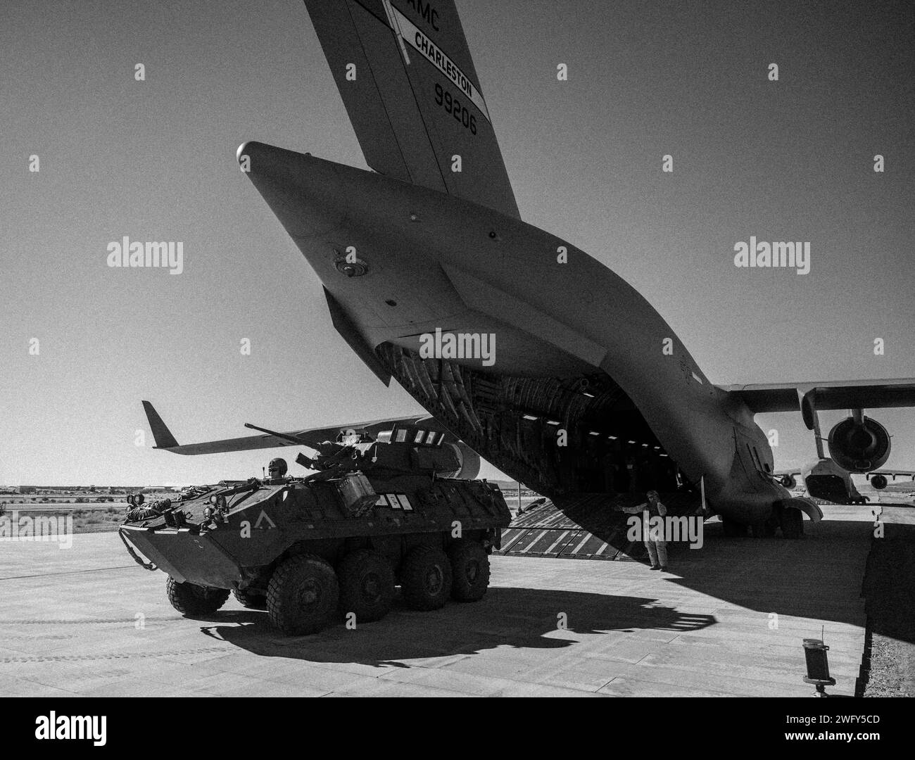 L'US Marine affecté au 3rd Light Armored reconnaissance Battalion charge un lav-25 sur un C-17 Globemaster III pendant Bamboo Eagle 24-1 au Marine corps Air-Ground combat Center, Twentynine Palms, Californie, janvier 25. 2024. Bamboo Eagle fournit aux aviateurs, alliés et partenaires un espace de bataille souple, représentatif du combat et multidimensionnel pour mener à bien le développement de tactiques d ' essai et un entraînement avancé à l ' appui des intérêts nationaux des États-Unis. (Photo de l'US Air Force par l'aviateur principal Mitchell Corley) Banque D'Images