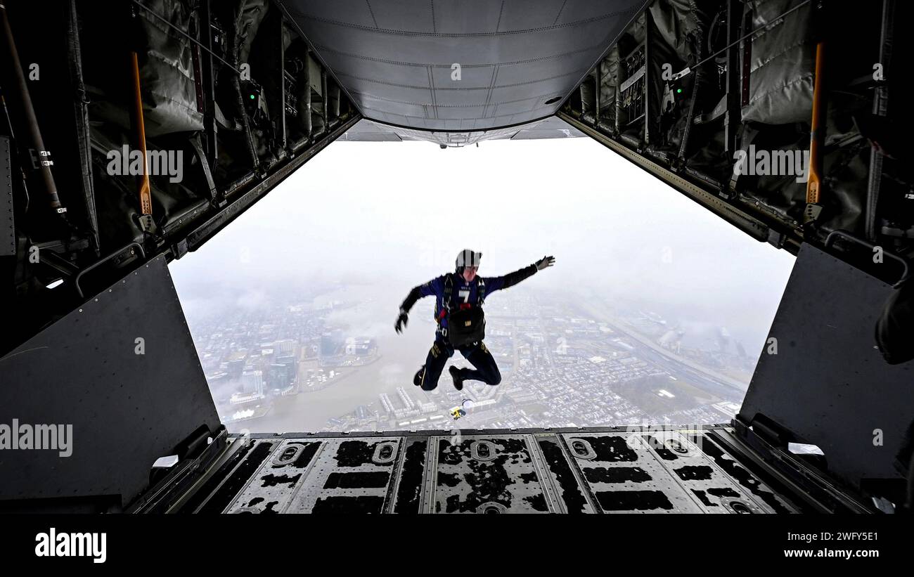 Un membre de l'équipe de parachutistes de la marine américaine saute d'un avion C-130 à Baltimore, Maryland, le 28 janvier 2024. L'équipe se prépare à effectuer une démonstration de parachutisme en tandem lors du match du championnat de la Conférence américaine de football. (Photo de l'US Air Force par l'aviateur principal Ruben Garibay) Banque D'Images