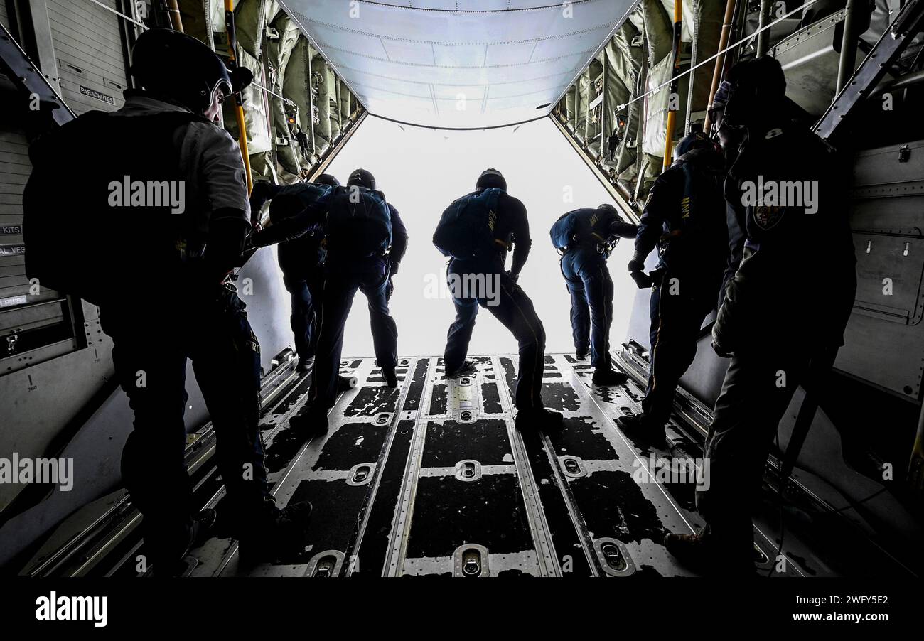 L’équipe de parachutistes de la marine américaine, « Leap Frogs », regarde un avion C-130 à Baltimore, Maryland, le 28 janvier 2024. L'équipe se prépare à effectuer une démonstration de parachutisme en tandem lors du match du championnat de la Conférence américaine de football. (Photo de l'US Air Force par l'aviateur principal Ruben Garibay) Banque D'Images