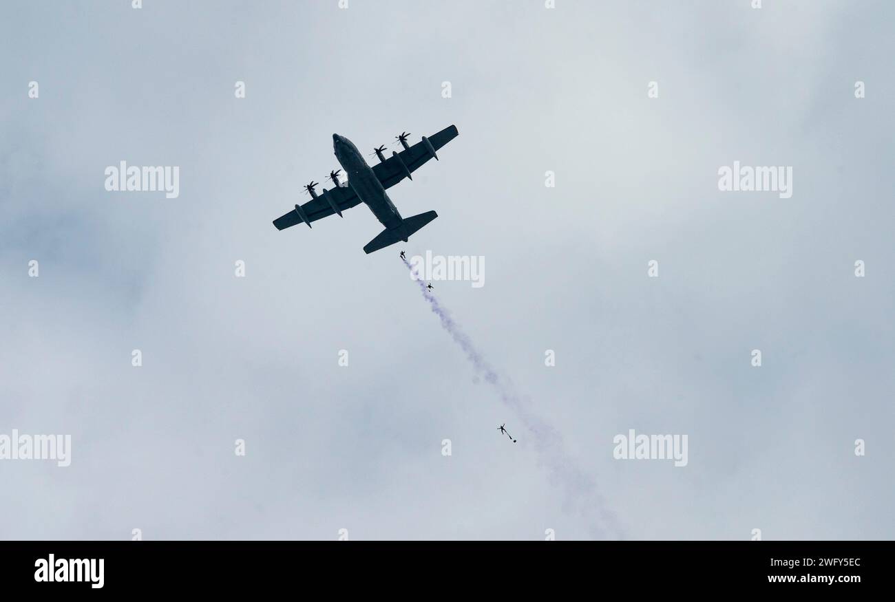 L’équipe de parachutistes de l’US Navy, « Leap Frogs », effectue du parachutisme en tandem à partir d’un avion C-130 à Baltimore, Maryland, le 27 janvier 2024. La 58th Special Operations Wing a aidé l'équipe de parachutistes à effectuer avec succès un saut en parachute en tandem pendant le match du championnat de la Conférence américaine de football. (Photo de l'US Air Force par l'aviateur principal Ruben Garibay) Banque D'Images
