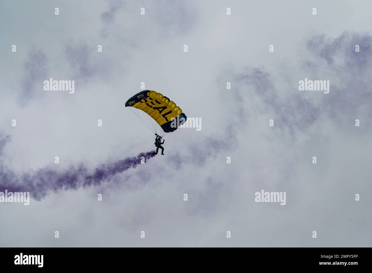 Un membre de l'équipe de parachutistes de la marine américaine fait du parachutisme à Baltimore, dans le Maryland, le 27 janvier 2024. L'équipe a effectué des démonstrations de parachutisme en tandem lors du match du championnat de l'American football Conference. (Photo de l'US Air Force par l'aviateur principal Ruben Garibay) Banque D'Images