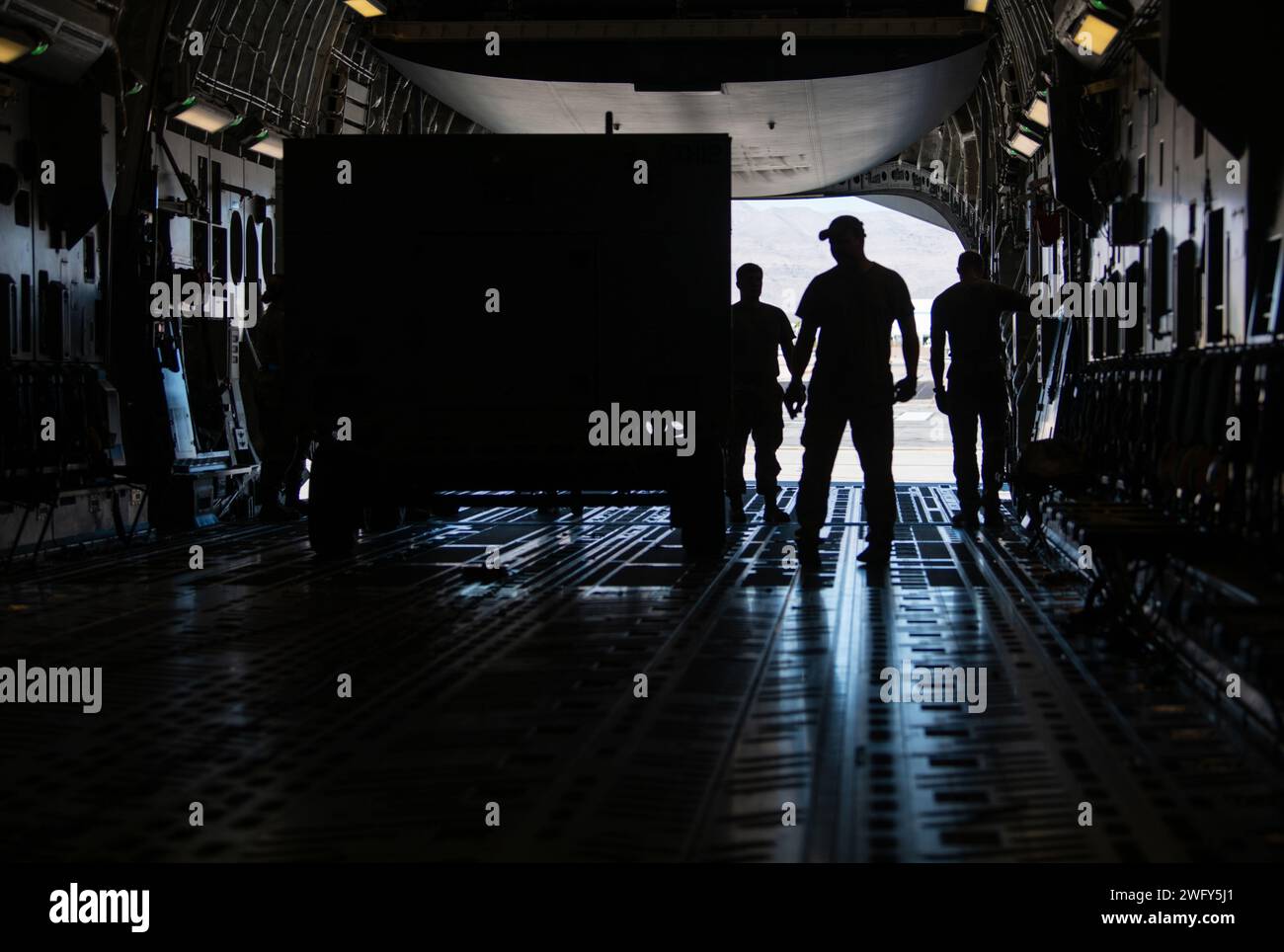 Les capitaines de chargement de l’US Air Force affectés au 14th Airlift Squadron chargent le fret sur un C-17 Globemaster III au cours de l’exercice Bamboo Eagle 24-1 à la base de réserve aérienne de March, en Californie, le 29 janvier 2024. Grâce à l'utilisation de l'espace aérien désigné, BE fournit aux aviateurs, alliés et partenaires un espace de bataille flexible, représentatif du combat et multidimensionnel pour mener à bien le développement de tactiques d'essai et un entraînement avancé à l'appui des intérêts nationaux des États-Unis. (Photo de l'US Air Force par l'aviateur principal Christian Silvera) Banque D'Images