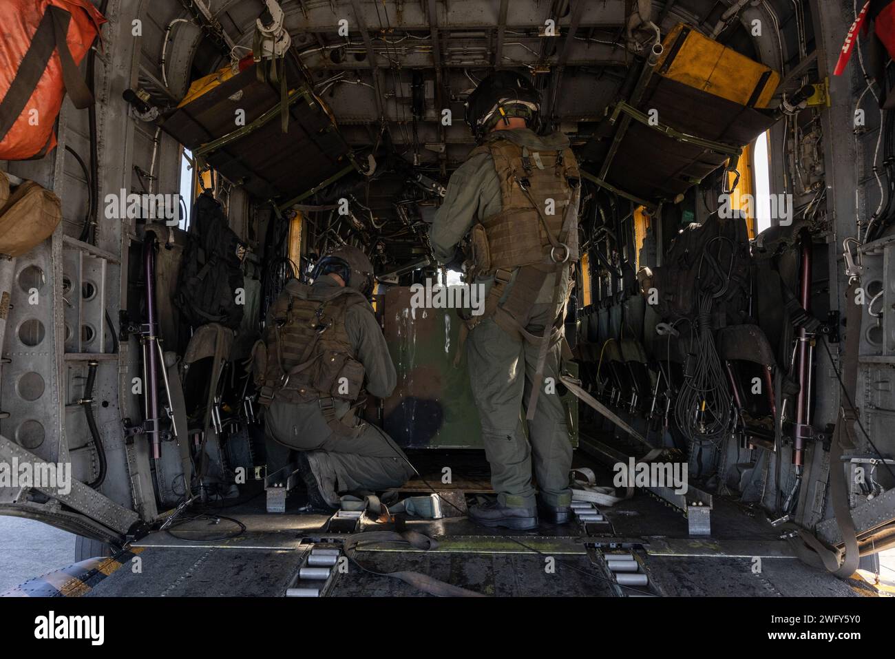 Les Marines américains avec VMM-265 (renforcé) sécurisent une CAN d'entraînement Patriot Advanced Capability (PAC) 3 dans un CH-53E Super Stallion lors d'un exercice d'entraînement à Okinawa, au Japon, le 18 janvier 2024. Le système de chargement a été conçu par GySgt. Rodrigo HernandezPolindara, VMM-265, pour offrir une méthode plus efficace de transport HIMARS. Banque D'Images
