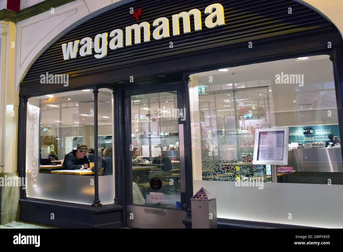 Diners, gens mangeant, dehors, Wagamama, Japonais, Restaurant, Canterbury, Kent Banque D'Images