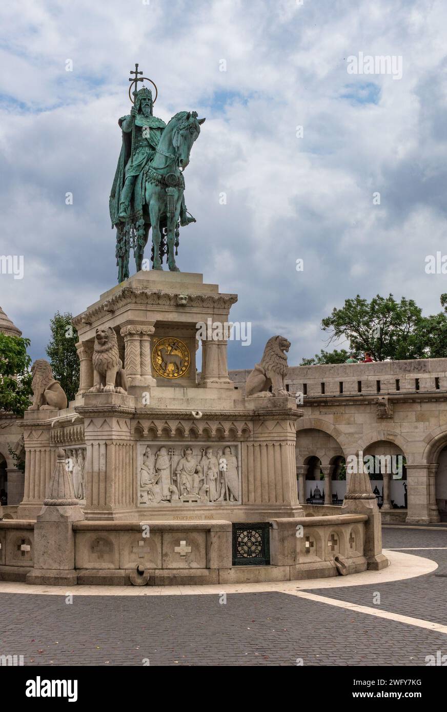 Budapest, HU – 11 juin 2023 vue de St. Stephen Statue. Cette statue en bronze a été créée sculpteur hongrois, Alojs Stróbl en 1906 et représente St. Étape Banque D'Images