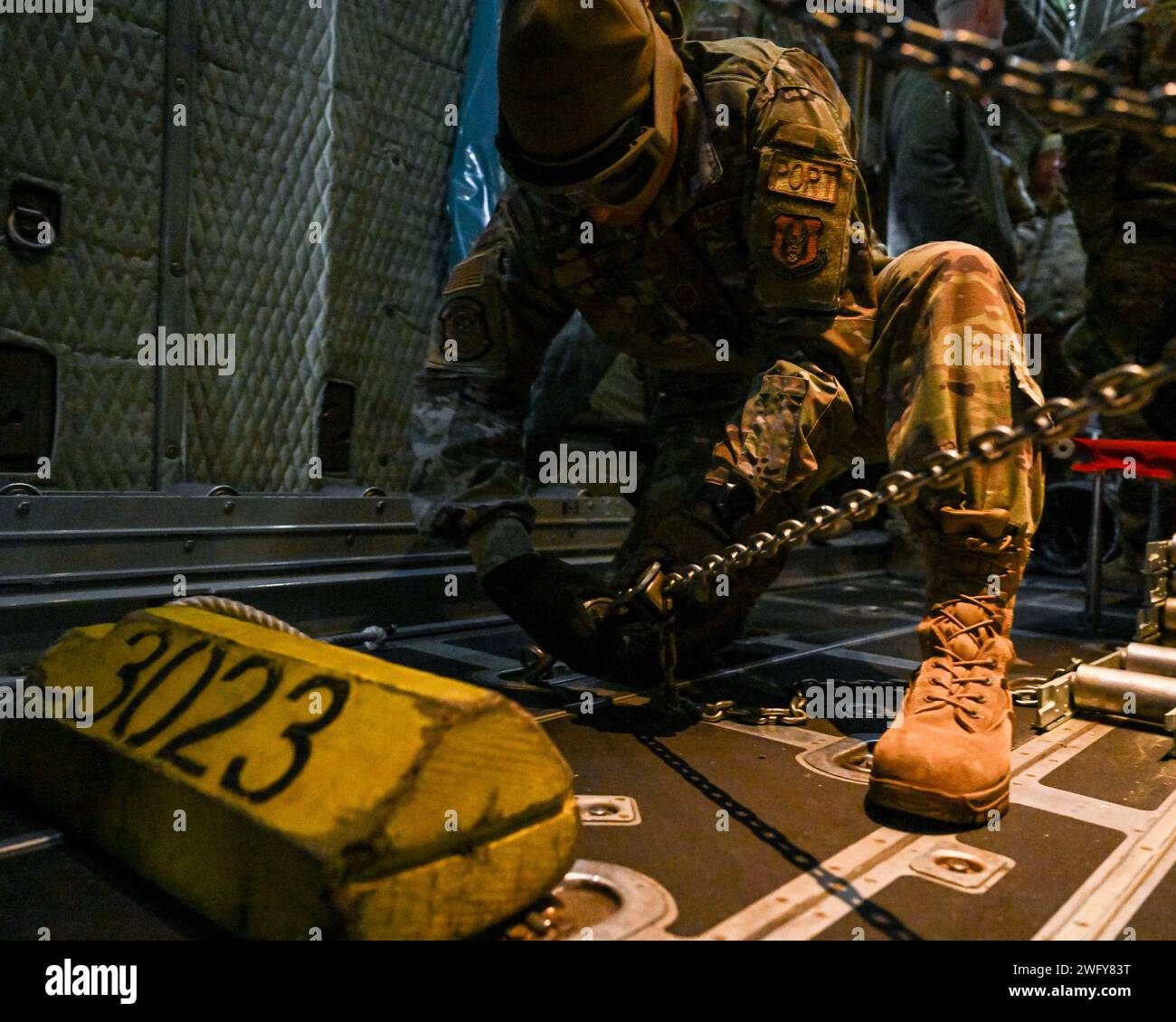 Le sergent-chef John Rizzo, un dawg portuaire du 46th Aerial Port Squadron, Dover Air Force base, Delaware, chaîne un Humvee dans la soute d'un avion C-130H Hercules stationné à Youngstown Air Reserve Station, Ohio, le 6 janvier 2024. Les membres du 46e et du 32e escadron de port aérien de Dover AFB et de Pittsburgh Air Reserve Station, respectivement, se sont rendus à Youngstown ARS pour s'entraîner avec le 76e escadron de port aérien pour le prochain défi de Port Dawg de 2024. Banque D'Images