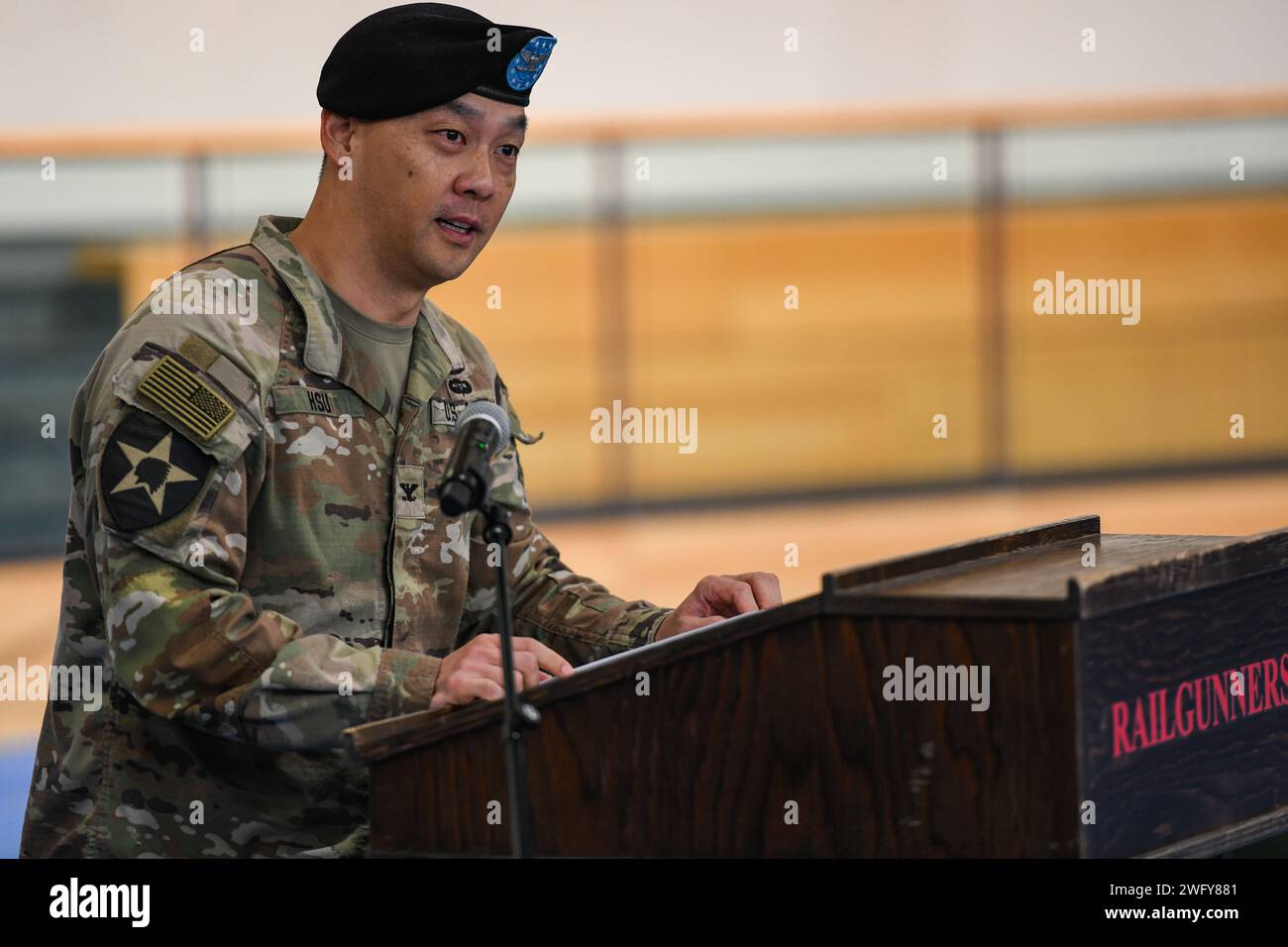 Le colonel Wilbur Hsu, commandant de la 41e brigade d'artillerie de campagne (41e FAB), prononce ses remarques lors d'une cérémonie de prise de responsabilité à Tower Barracks, Grafenwoehr, Allemagne, le 24 janvier 2024. Le commandant Sgt. Caleb Webster a été accueilli en tant que nouveau conseiller enrôlé principal du 41st FAB. La 41e FAB est la seule brigade de pompiers basée en Europe. Les « Rail Gunners ! » Brigade fournit des tirs stratégiques, opérationnels et tactiques et un soutien à travers le Commandement européen des États-Unis. Banque D'Images