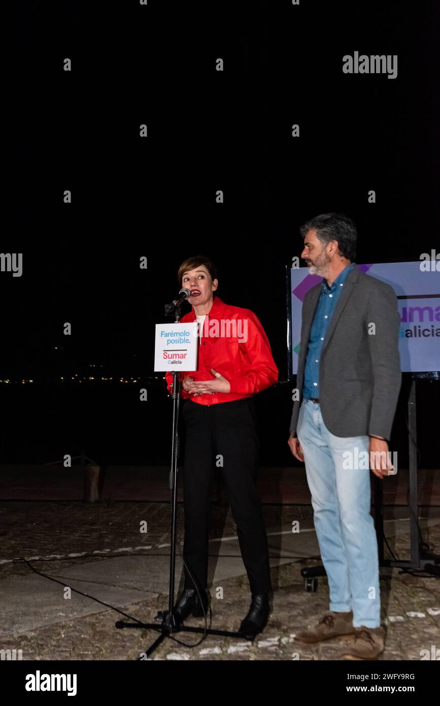 Cangas, Espagne. 1 février 2024 : élections spéciales en Galice : Marta lois choisit l'extérieur de la Casa de la Cultura pour lancer sa campagne pour la présidence de la xunta de Galicia, accompagnée par le chef de liste de Pontevedra et plusieurs dirigeants Sumar dans la province. Crédit : Xan Gasalla/Alamy Live News Banque D'Images