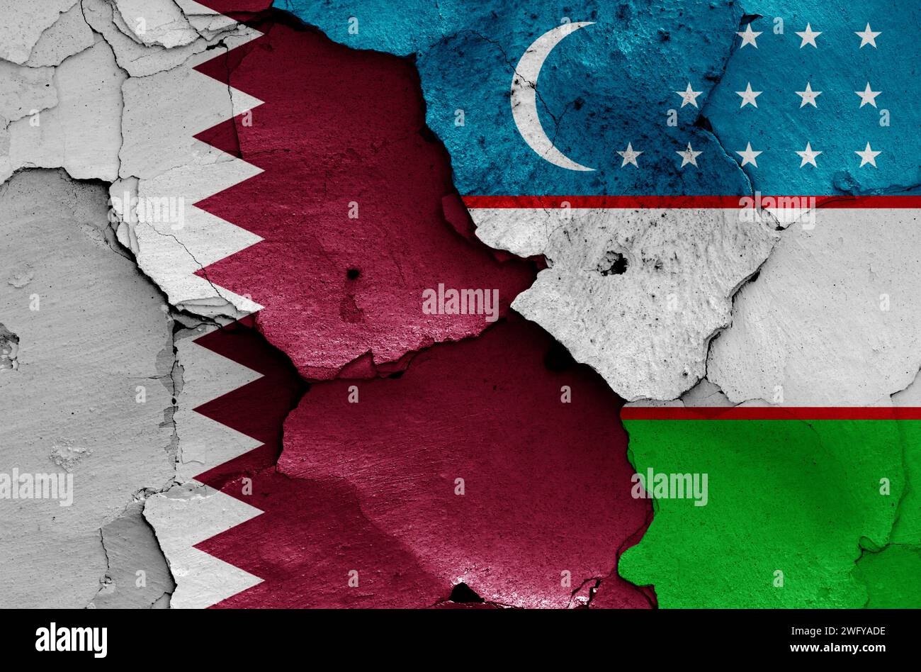 Drapeaux du Qatar et de l'Ouzbékistan peints sur mur fissuré Banque D'Images