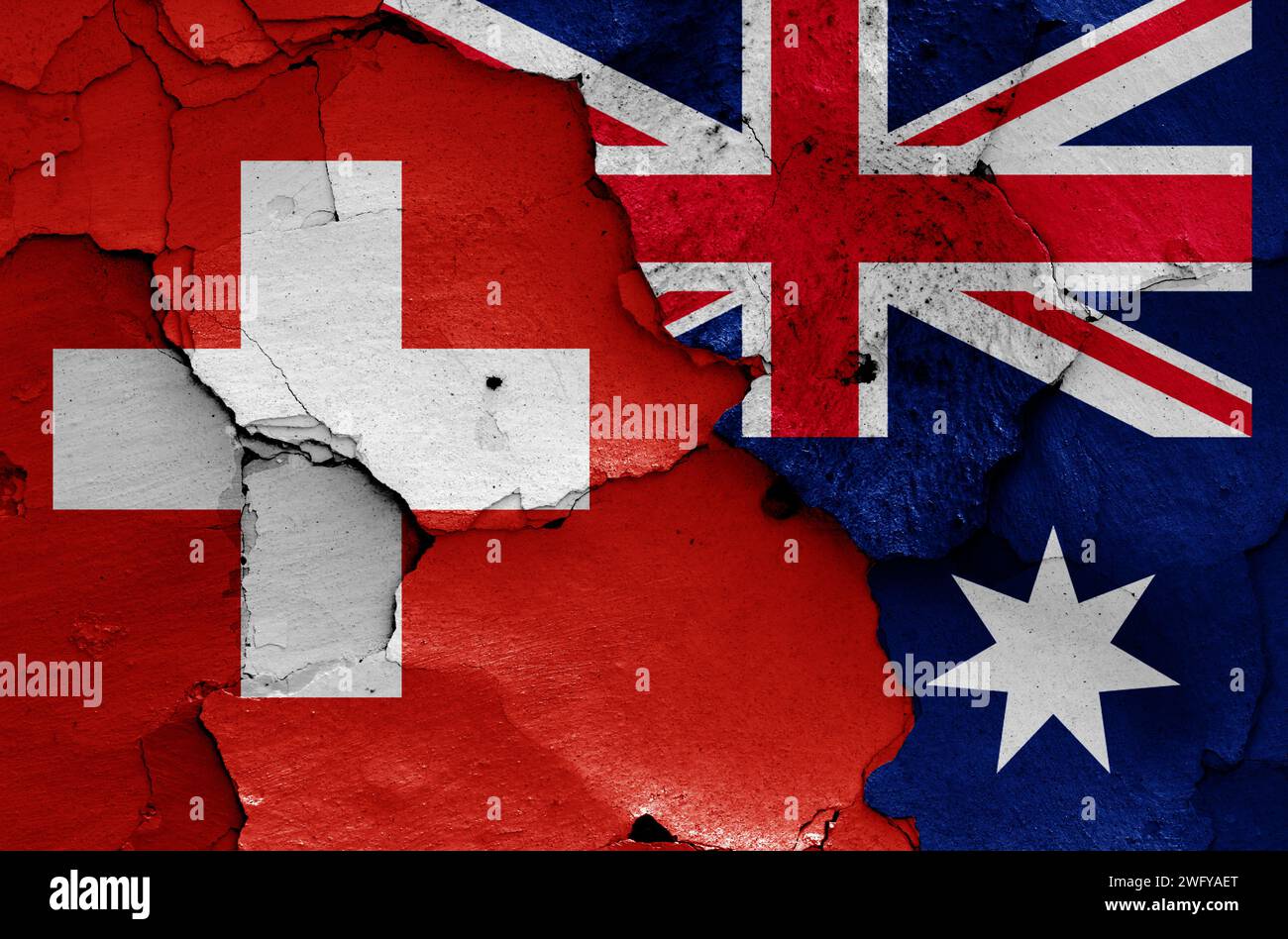Drapeaux de Suisse et d'Australie peints sur mur fissuré Banque D'Images
