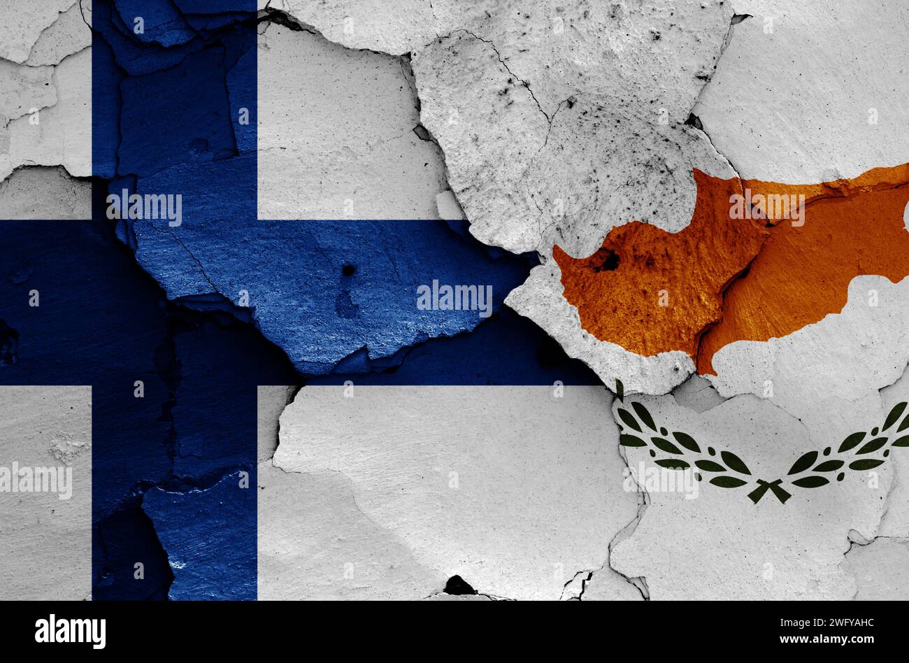 Drapeaux de Finlande et de Chypre peints sur mur fissuré Banque D'Images