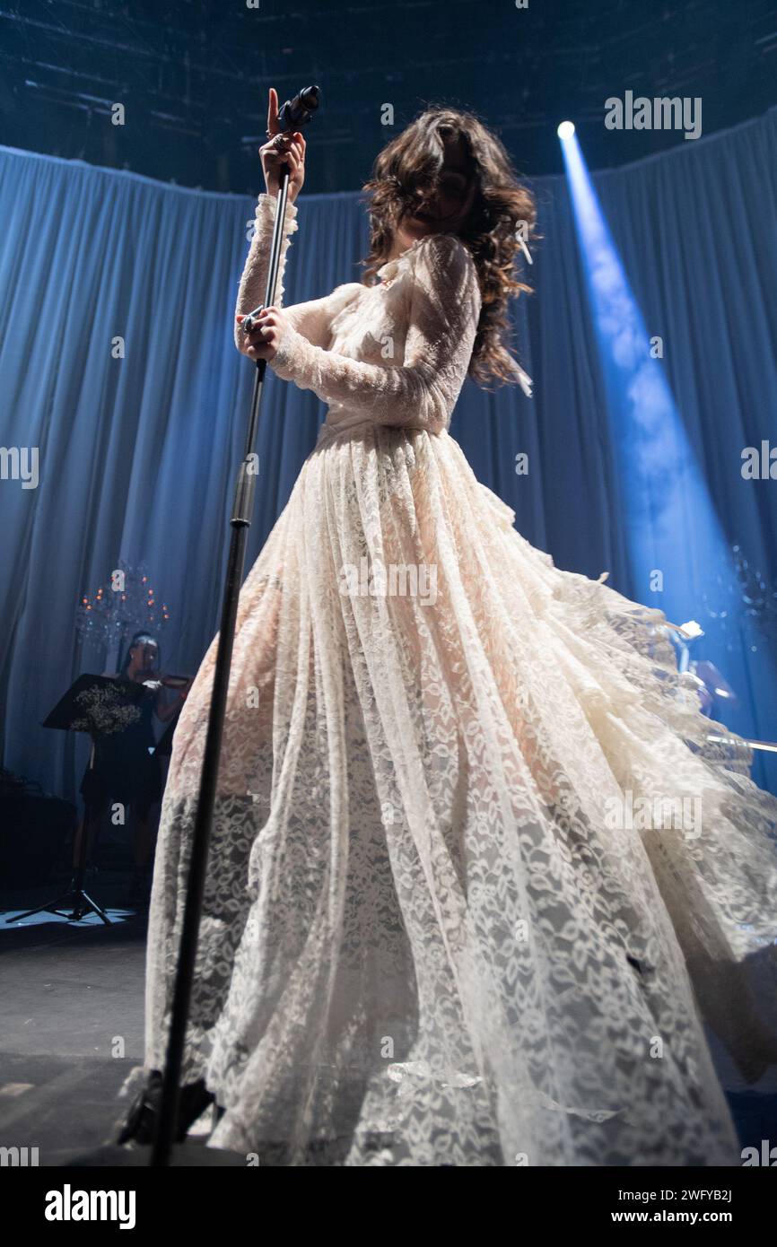 Londres, Royaume-Uni. 01 février 2024. La chanteuse Abigail Morris du groupe de rock indépendant anglais The Last Dinner Party se produit au Roundhouse. Crédit : Justin ng/Alamy Live News Banque D'Images