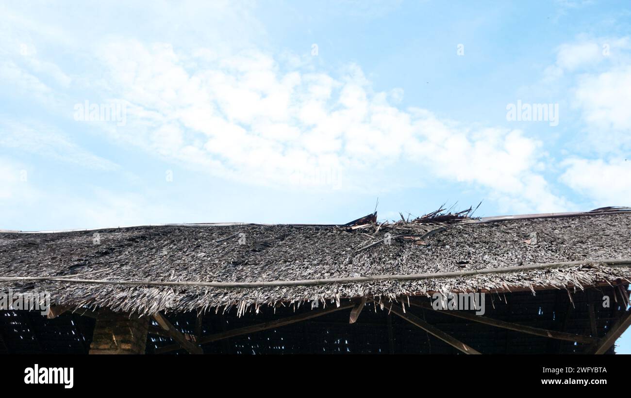Toit traditionnel d'Indonésie avec un ciel bleu clair pendant la journée Banque D'Images