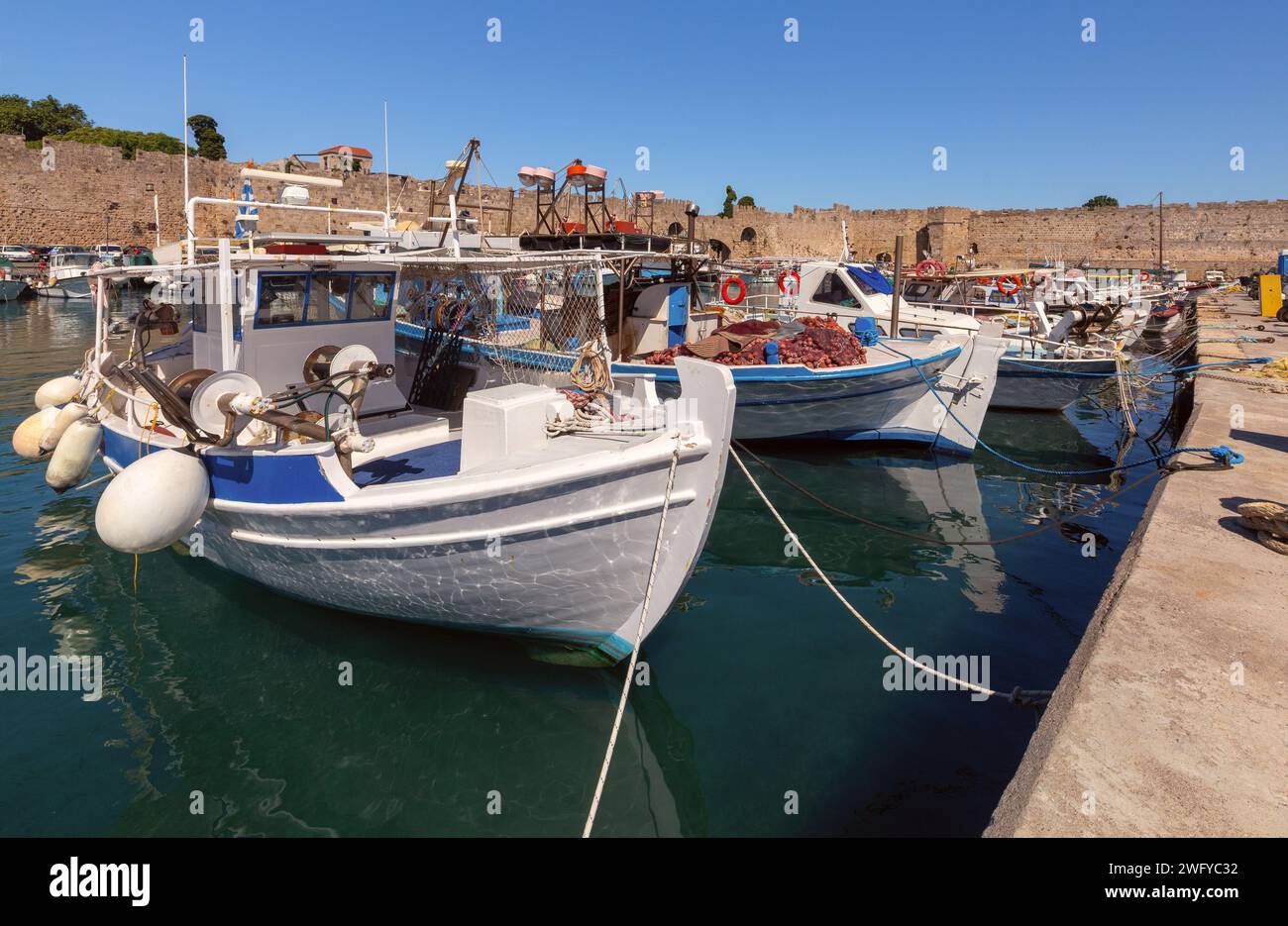 Vue panoramique sur le vieux port de Mandraki avec des bateaux de pêche sur une journée ensoleillée. Rhodes. Grèce. Banque D'Images