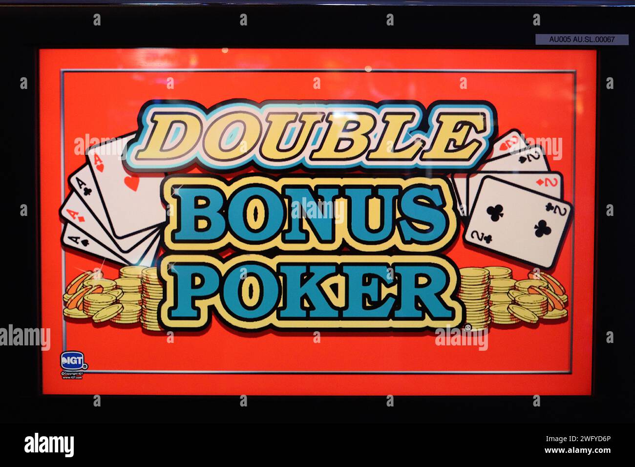 IGT double Bonus Poker Video Poker machine à sous éclairage panneau de verre rectangulaire sur une machine de jeu dans une salle de jeux. Banque D'Images
