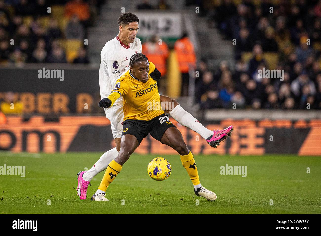 Wolverhampton, Royaume-Uni. 01 février 2024. Wolverhampton, Angleterre, 1 février 2024 : Raphael Varane de Man Utd et Jeanricner Bellegarde de Wolves se battent pour le ballon lors du match de Premier League entre Wolverhampton Wanderers et Manchester United au Molineux Stadium de Wolverhampton, Angleterre (Richard Callis/SPP) crédit : SPP Sport Press photo. /Alamy Live News Banque D'Images