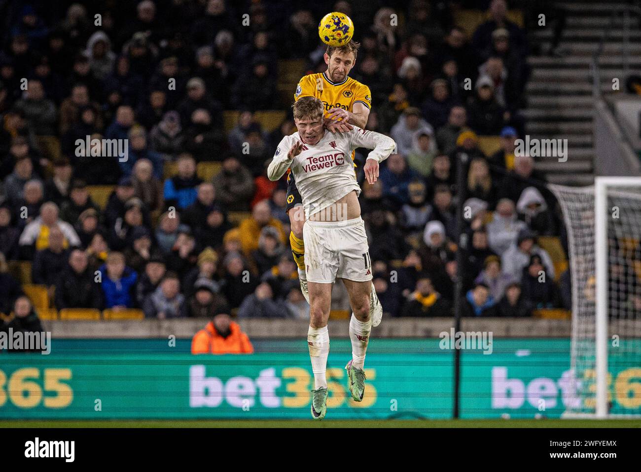 Wolverhampton, Royaume-Uni. 02 février 2024. Wolverhampton, Angleterre, 1 février 2024 : Rasmus Hojlund de Man Utd et Craig Dawson de Wolves se battent pour le ballon lors du match de Premier League entre Wolverhampton Wanderers et Manchester United au Molineux Stadium de Wolverhampton, Angleterre (Richard Callis/SPP) crédit : SPP Sport Press photo. /Alamy Live News Banque D'Images