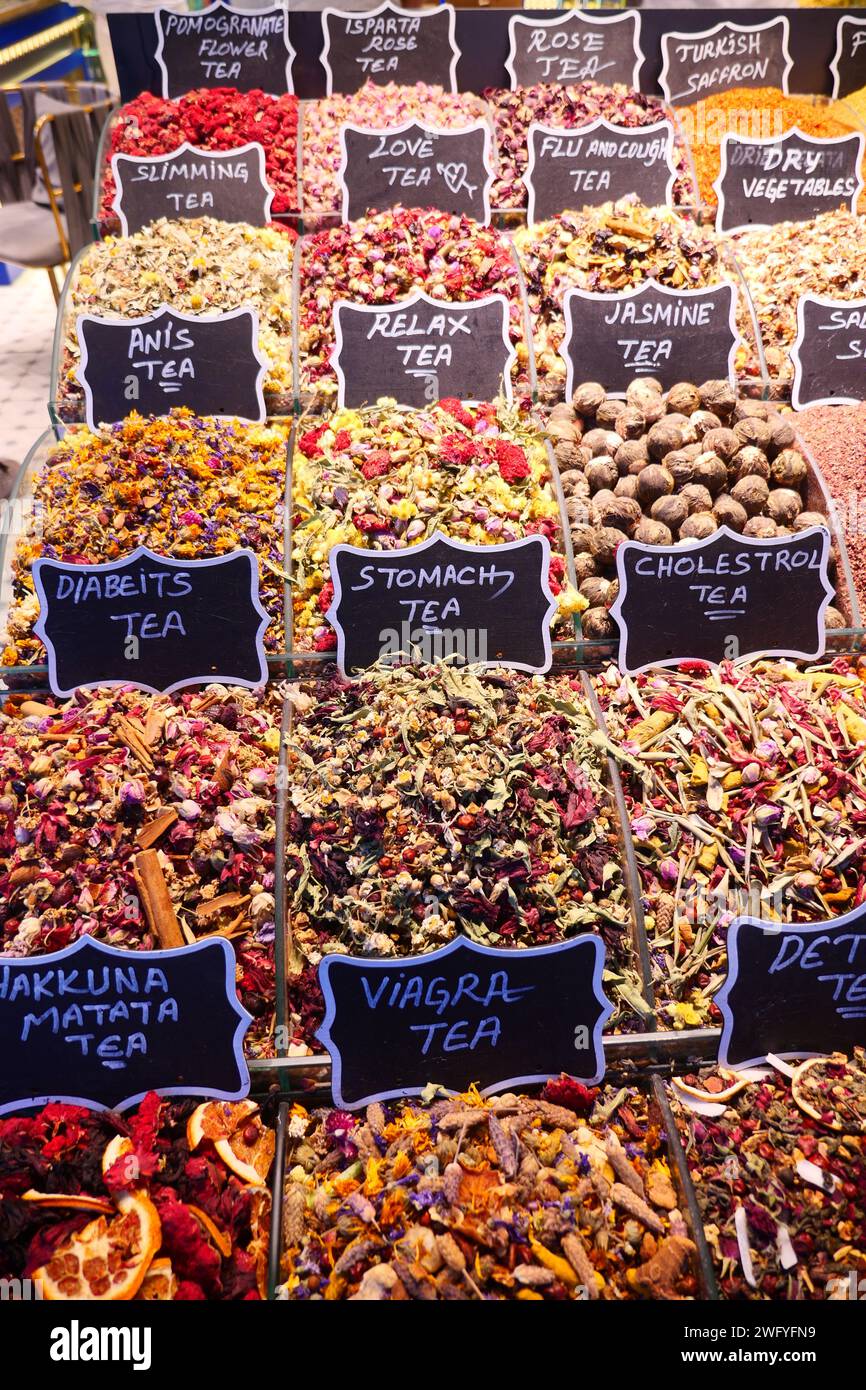 Tisane colorée du bazar aux épices, thé traditionnel à Istanbul, Banque D'Images