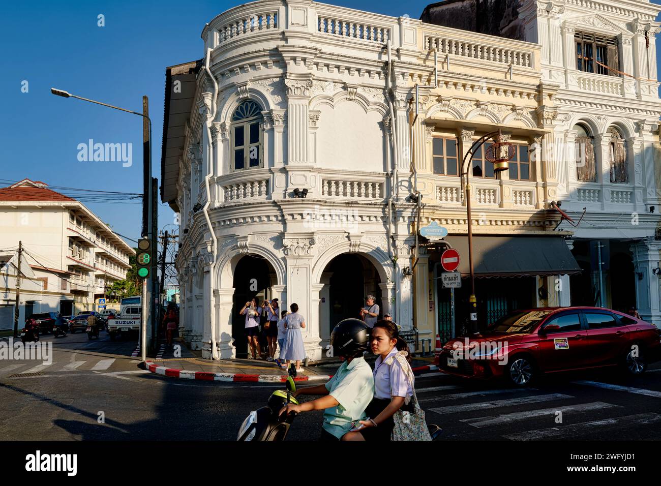 Un bâtiment sino-portugais traditionnel orné, blanc, dans Yaowarat Road dans la vieille ville (Chinatown) de Phuket Town, Phuket, Thaïlande Banque D'Images