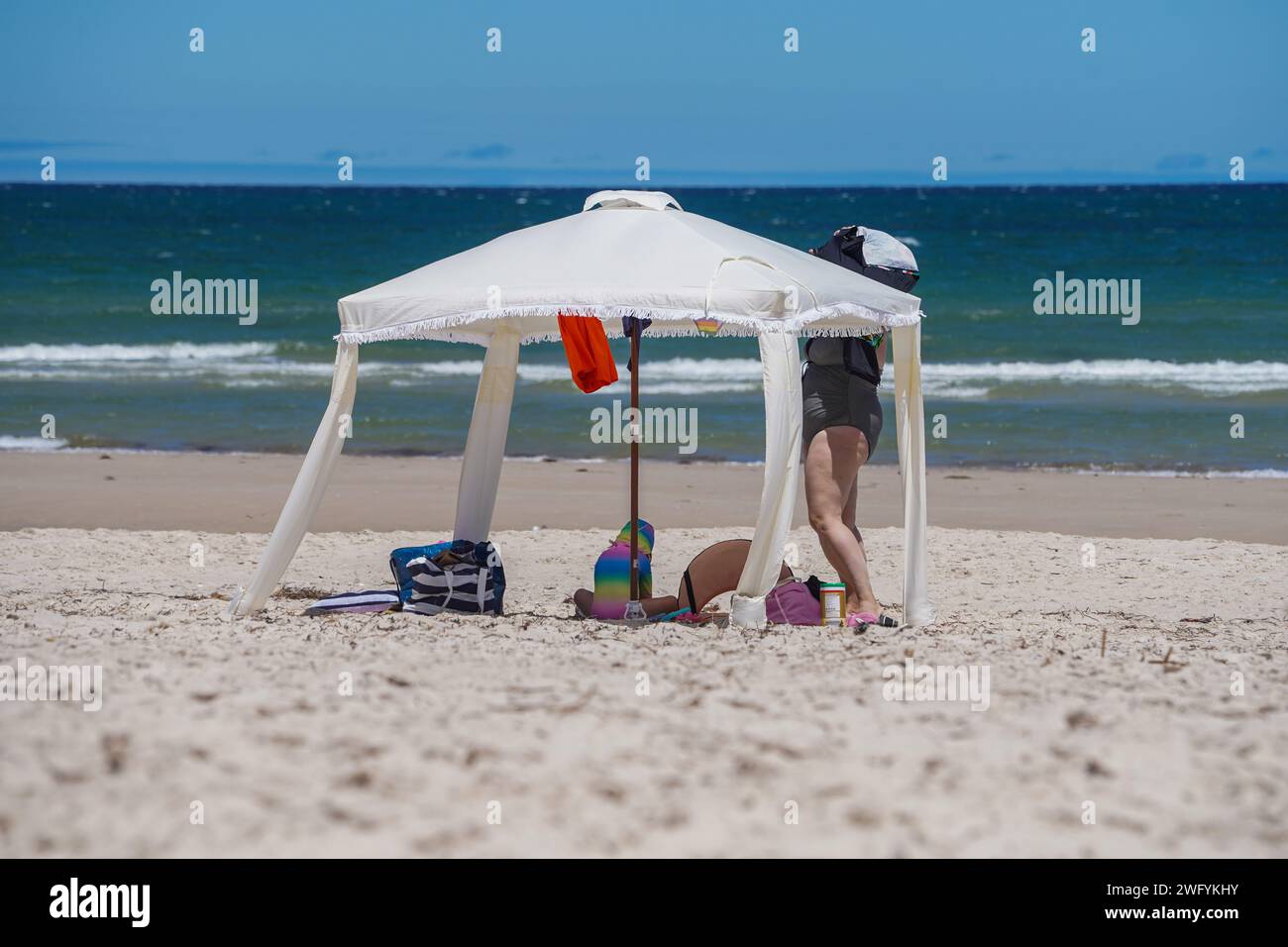 Adelaide, sa Australie 2 février 2024 . Les amateurs de plage apprécient le soleil et le temps chaud à Adélaïde alors que les températures atteignent plus de 31 celsius. Selon l'Institut australien de la santé et du bien-être, plus de 430 000 personnes sont diagnostiquées chaque année avec un cancer de la peau non mélanome les Australiens ont été invités à exercer la sécurité solaire. Crédit : amer ghazzal/Alamy Live News Banque D'Images