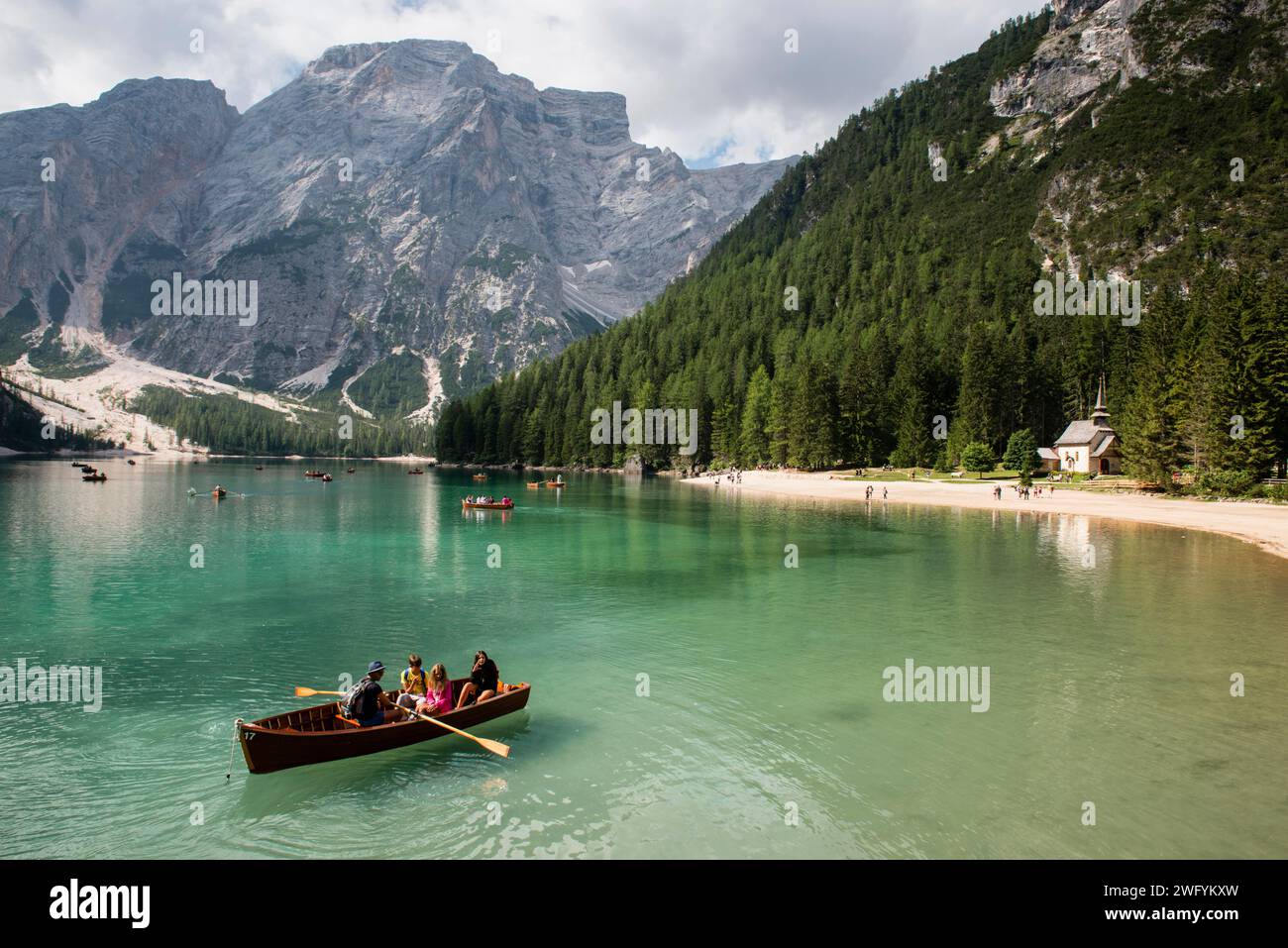 Canoës sur le lac de Braies ou le lac de Braies, dans les Dolomites, au nord de l'Italie Banque D'Images