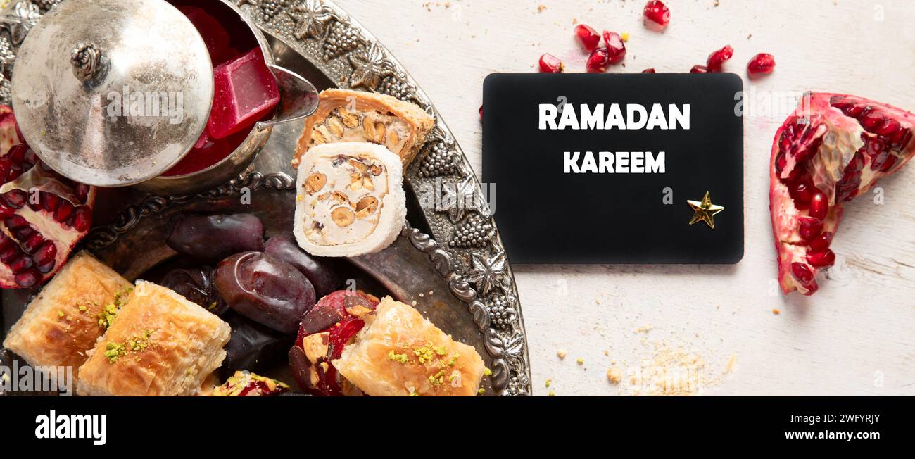 Assortiment traditionnel turc, dessert arabe baklava avec pistaches. Bonbons Ramadan. Vue de dessus. Panorama, bannière. Banque D'Images