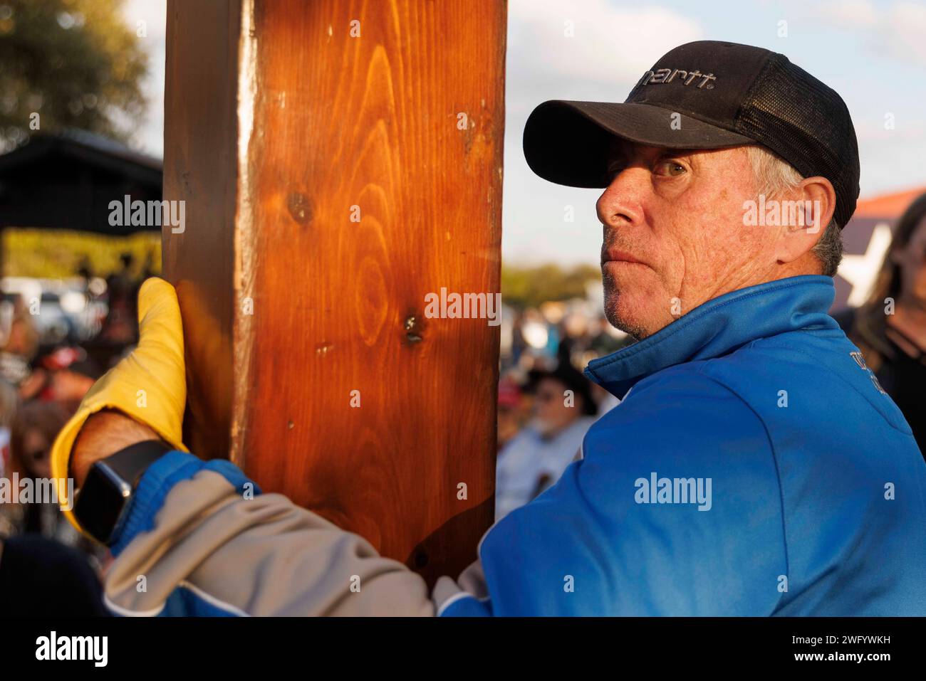 Dripping Spring, États-Unis. 01 février 2024. DaN Beazley, de Northville, Michigan, apporte une grande croix de bois sur les sites de tragédies et « partout où le Seigneur m'envoie ». Environ un millier de personnes se sont rassemblées, ont écouté des discussions sur la sécurité frontalière et ont fait campagne pour des points de discussion conservateurs à la distillerie One Shot à Dripping Spring, Texas, le 1 février 2024. C'était le premier grand rassemblement du convoi 'Take Our Border Back' qui a commencé vers le 29 janvier 2024 et prévoit de se rendre à la frontière du Texas et du Mexique. (Photo de John Rudoff/Sipa USA) crédit : SIPA USA/Alamy Live News Banque D'Images