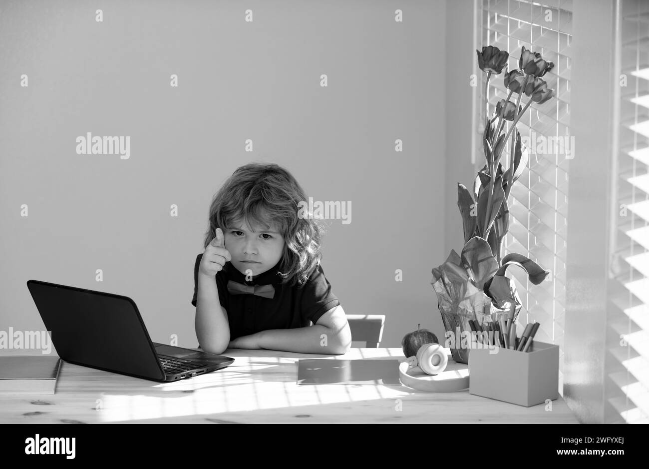 Premier jour à l'école. Petits enfants mignons utilisant un ordinateur portable, étudiant par e-learning en ligne Banque D'Images