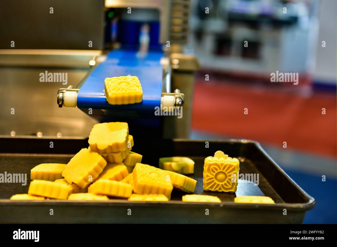 Ligne de production automatique de casse-croûte à noix dorées sur les machines d'équipement à tapis roulant en usine, production alimentaire industrielle. Banque D'Images