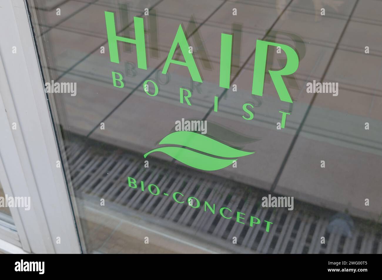 Bordeaux , France - 01 25 2024 : cheveux Borist bio-concept signe texte et logo marque boutique front magasin femmes salon de coiffure vitrines Banque D'Images