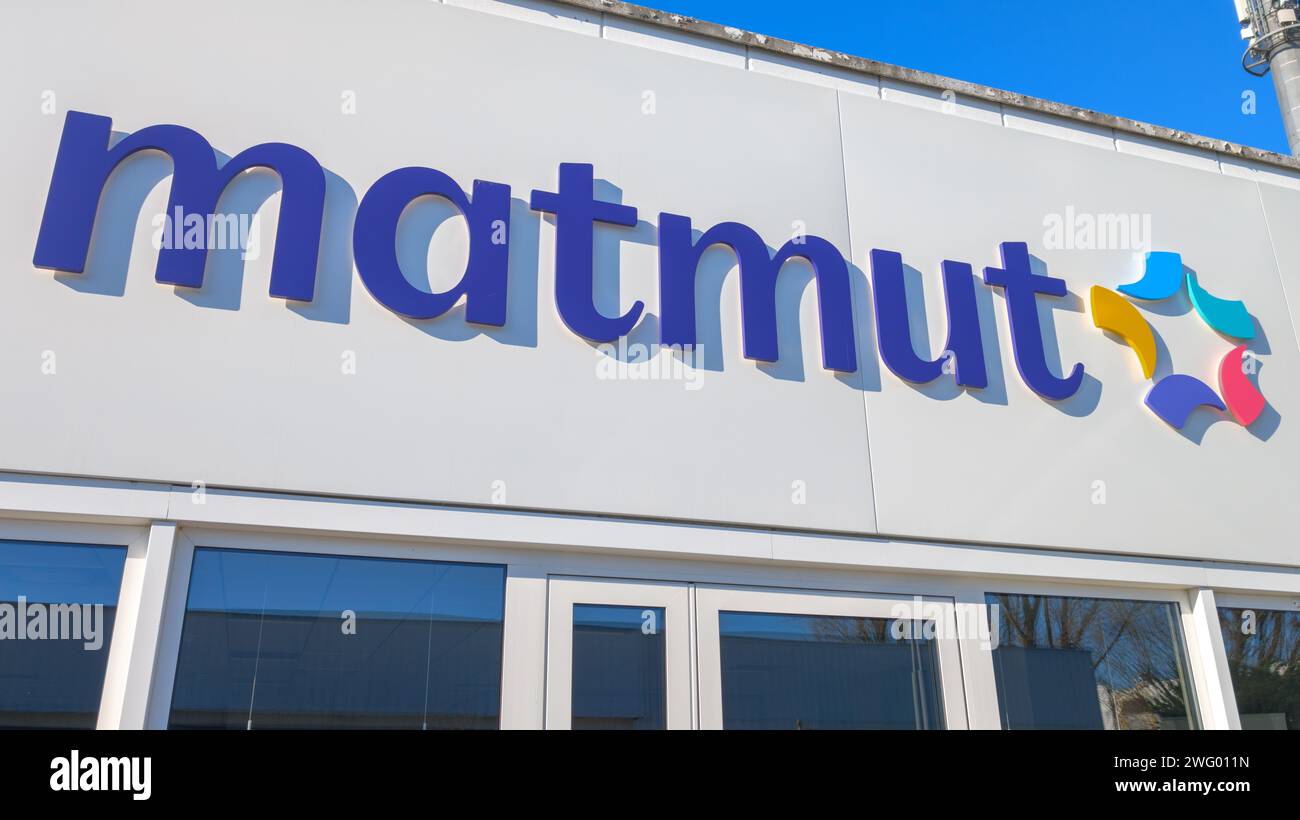 Bordeaux , France - 01 29 2024 : chaîne de marque logo Matmut et panneau texte mur avant façade magasin immeuble agence d'entrée Banque D'Images