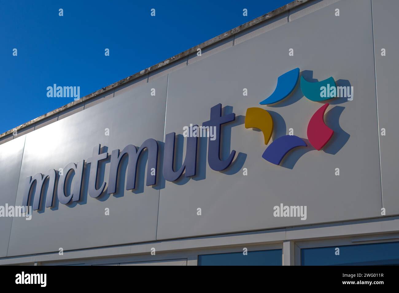 Bordeaux , France - 01 29 2024 : logo Matmut marque façade d'entrée et signe texte sur façade de bureau agence d'assurance de bâtiment française Banque D'Images