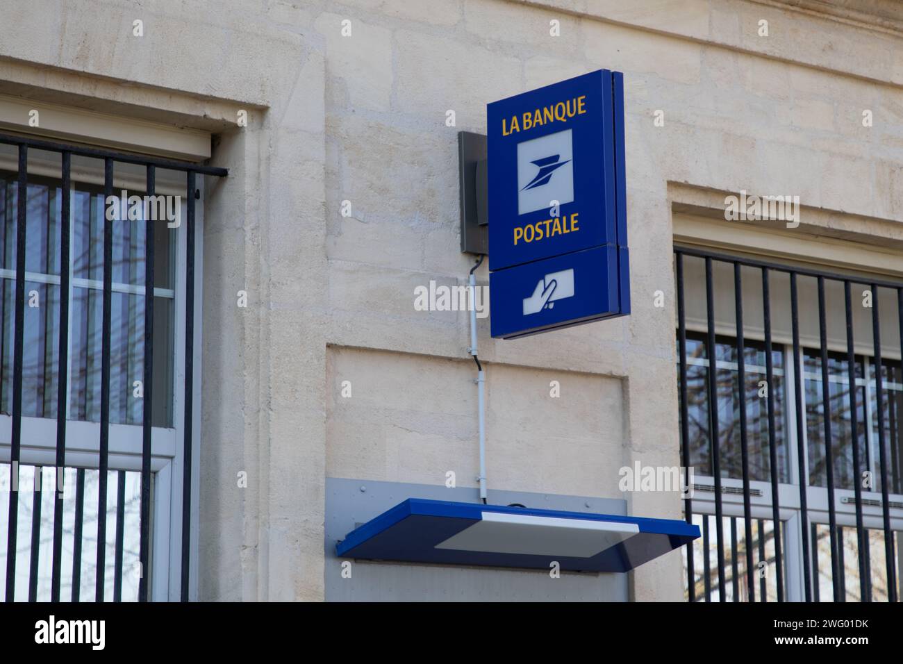 Bordeaux , France - 01 31 2024 : logo de la marque la Banque postale atm et enseigne textuelle chaîne de bureaux Agence de poste bancaire française Banque D'Images
