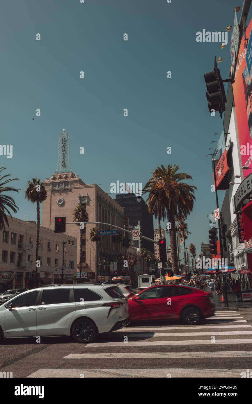 Vue sur les rues et la route de Los Angeles dans la région de West Hollywood avec le Walk of Fame. Vibes estivales Banque D'Images