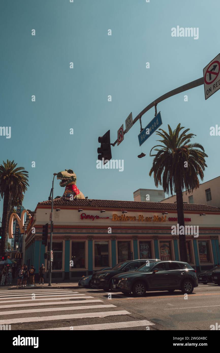 Vue sur les rues et la route de Los Angeles dans la région de West Hollywood avec le Walk of Fame. Vibes estivales Banque D'Images