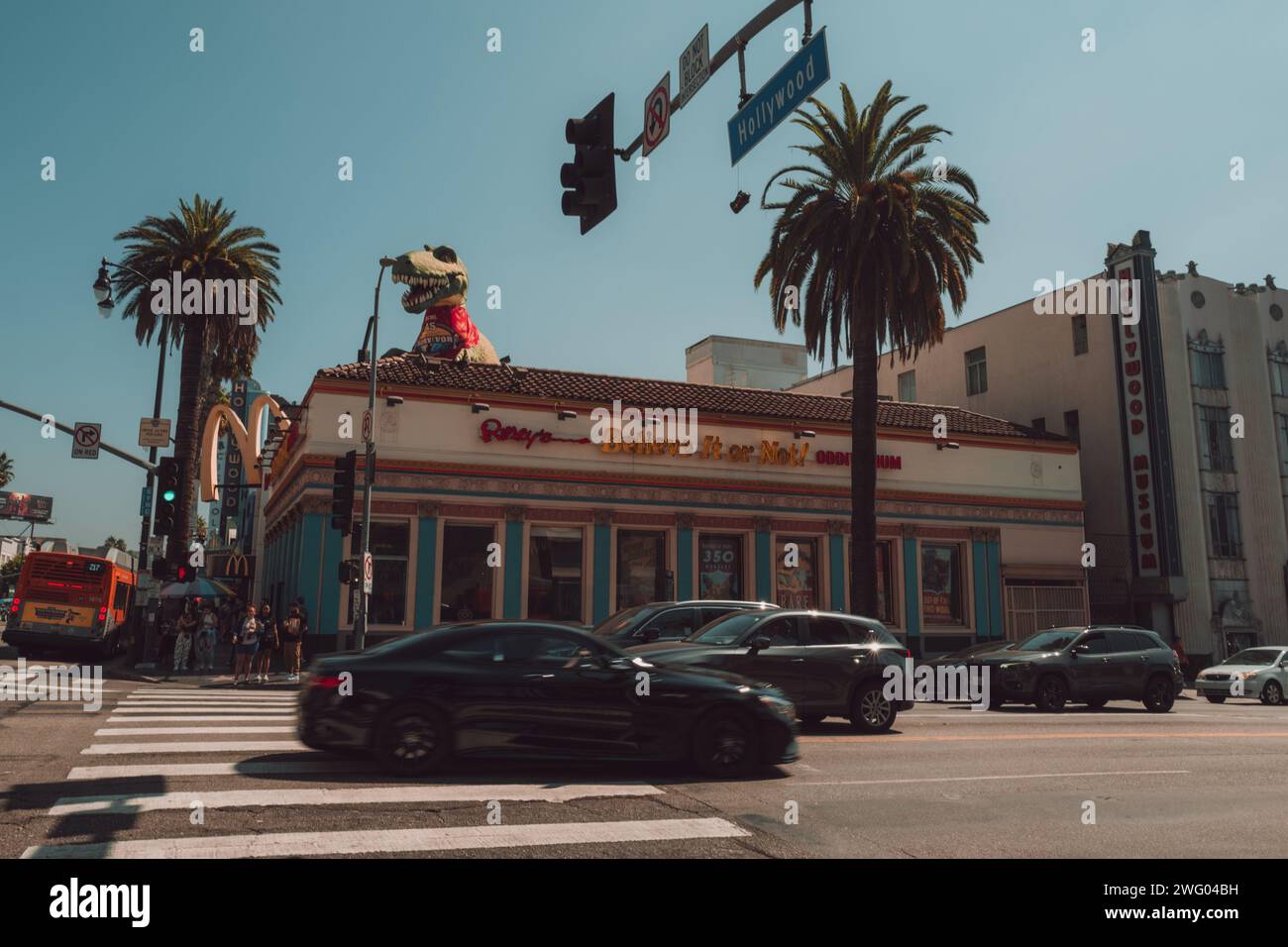 Vue sur les rues et la route de Los Angeles dans la région de West Hollywood avec le Walk of Fame. Vibes estivales Banque D'Images