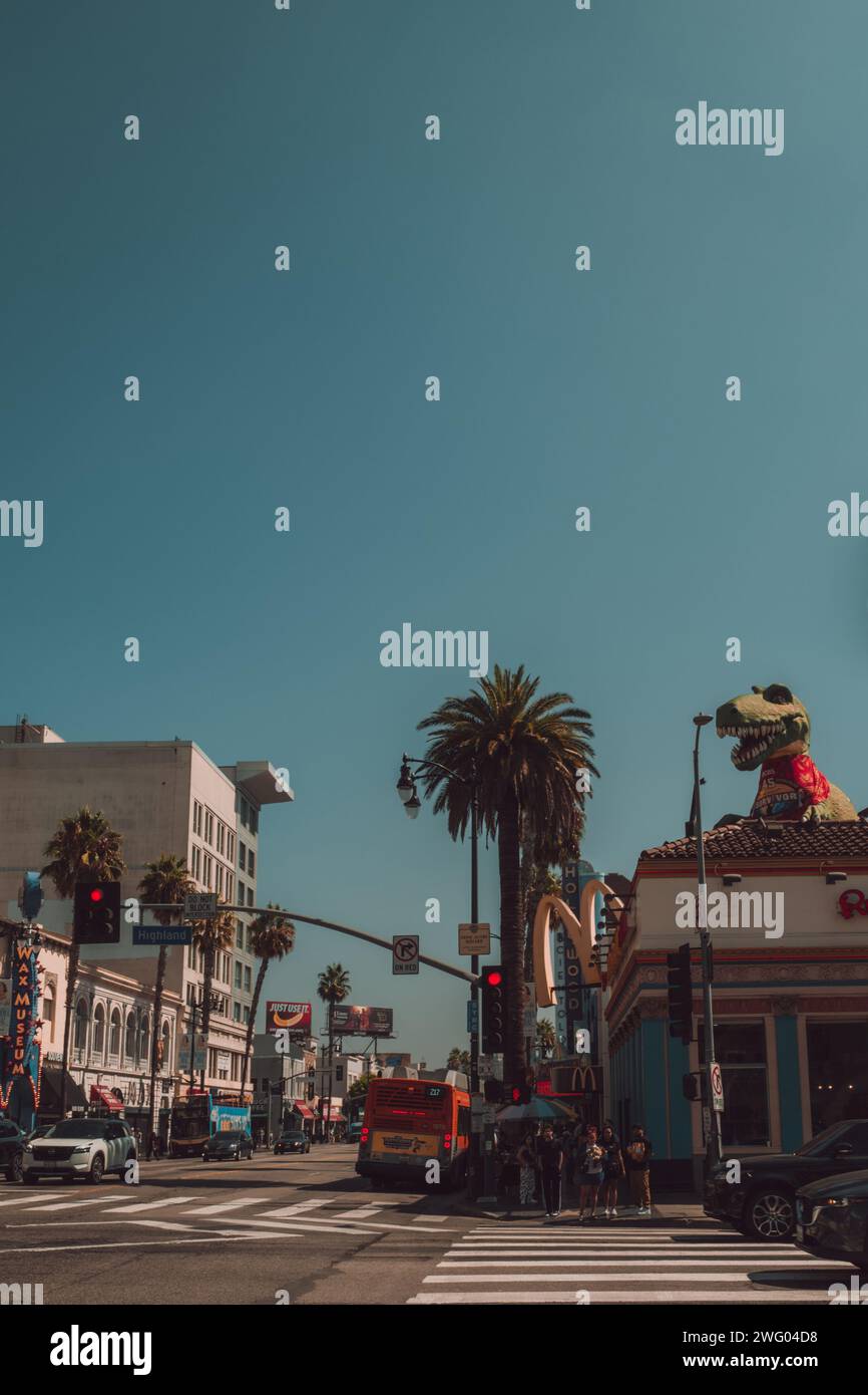 Vue sur les rues et la route de Los Angeles dans la région de West Hollywood avec le Walk of Fame. Vibes estivales Banque D'Images