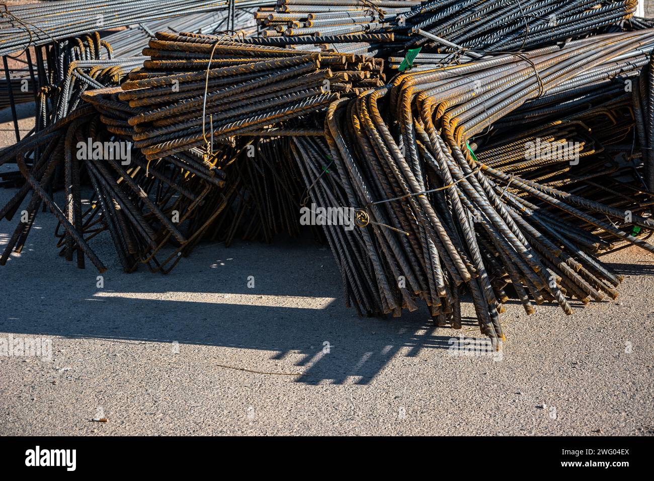 Les barres de fer empilées sur le chantier de construction Banque D'Images