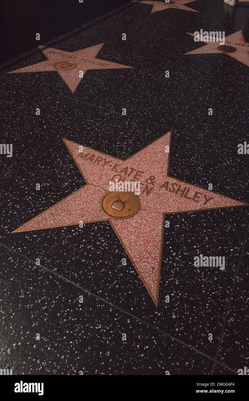 Mary-Kate et Ashley Olsen jouent sur le Walk of Fame à West Hollywood à Los Angeles Banque D'Images