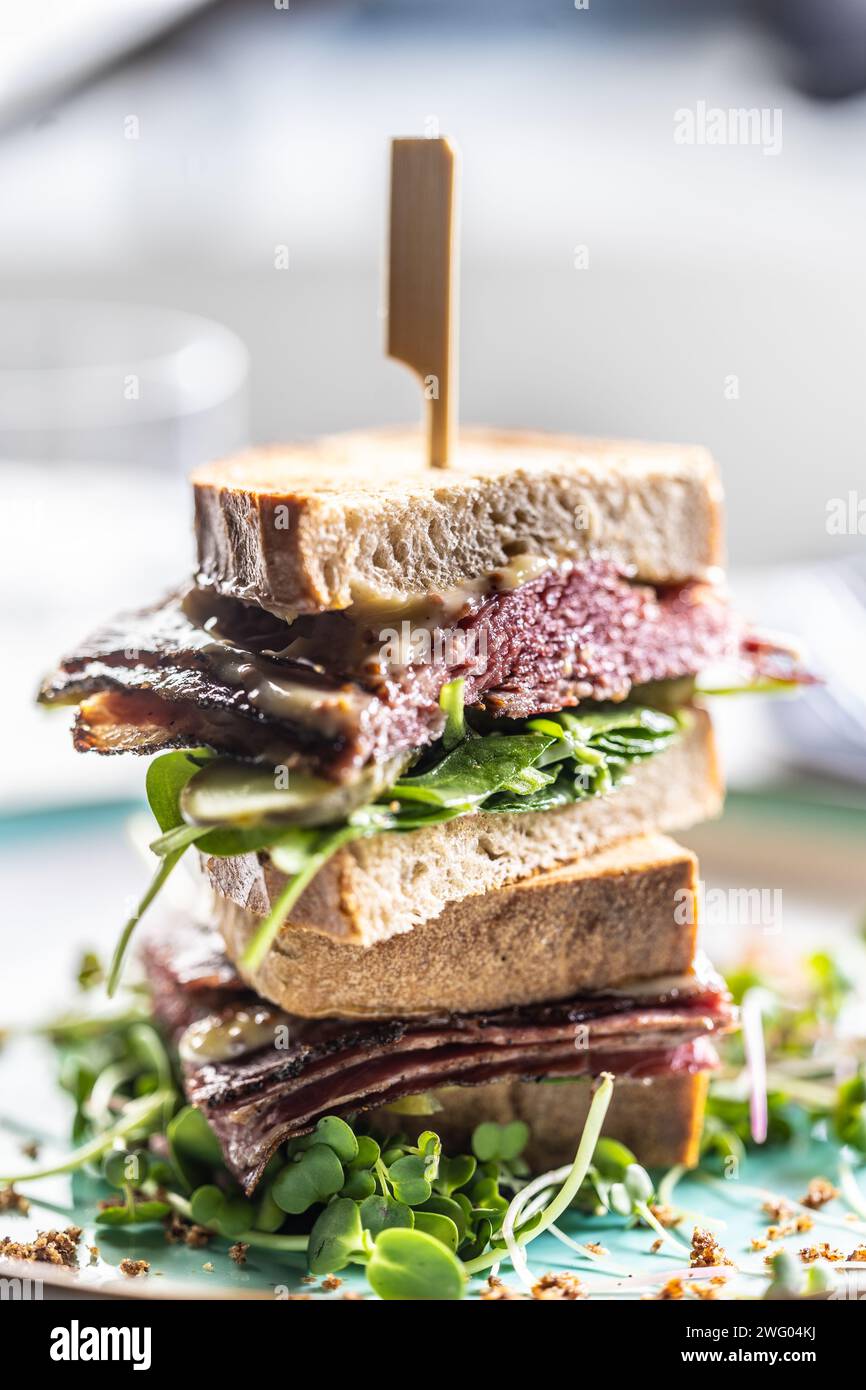 Sandwich New-yorkais avec pastrami, sauce et herbes. Concept de restauration rapide. Banque D'Images