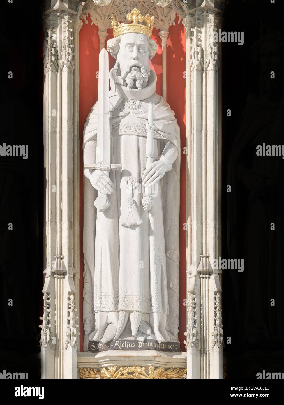 Statue d'un roi anglais médiéval, Richard Ier, sur l'écran de la Minster (cathédrale) à York, Angleterre. Banque D'Images