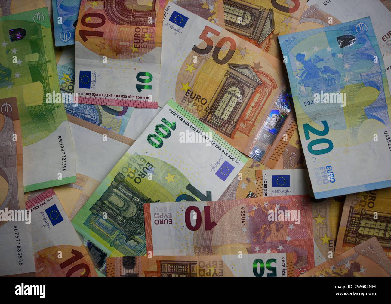 une grosse pile de billets en euros - 10, 20, 50, 100 euros. Banque D'Images