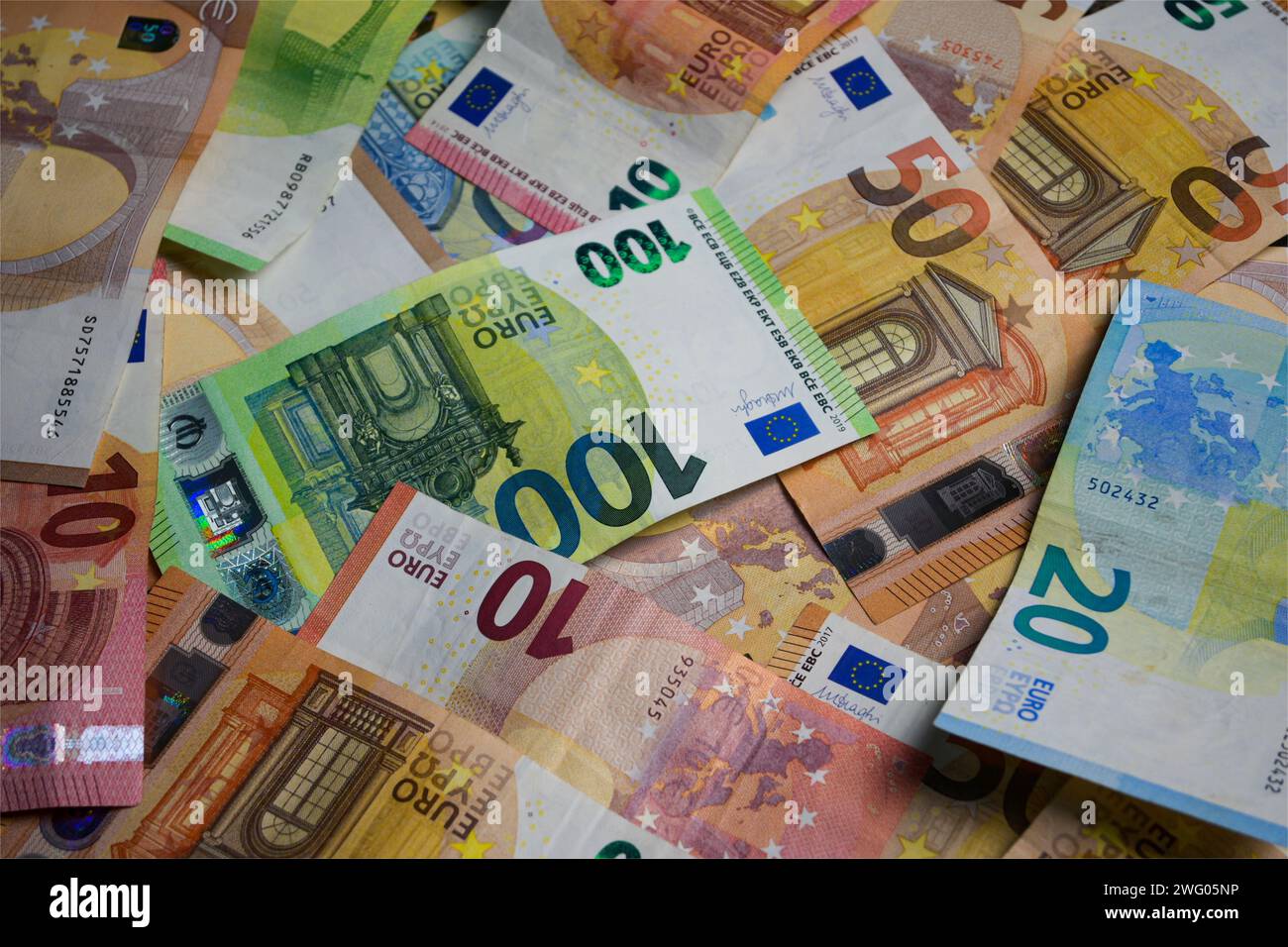 une grosse pile de billets en euros - 10, 20, 50, 100 euros. Banque D'Images